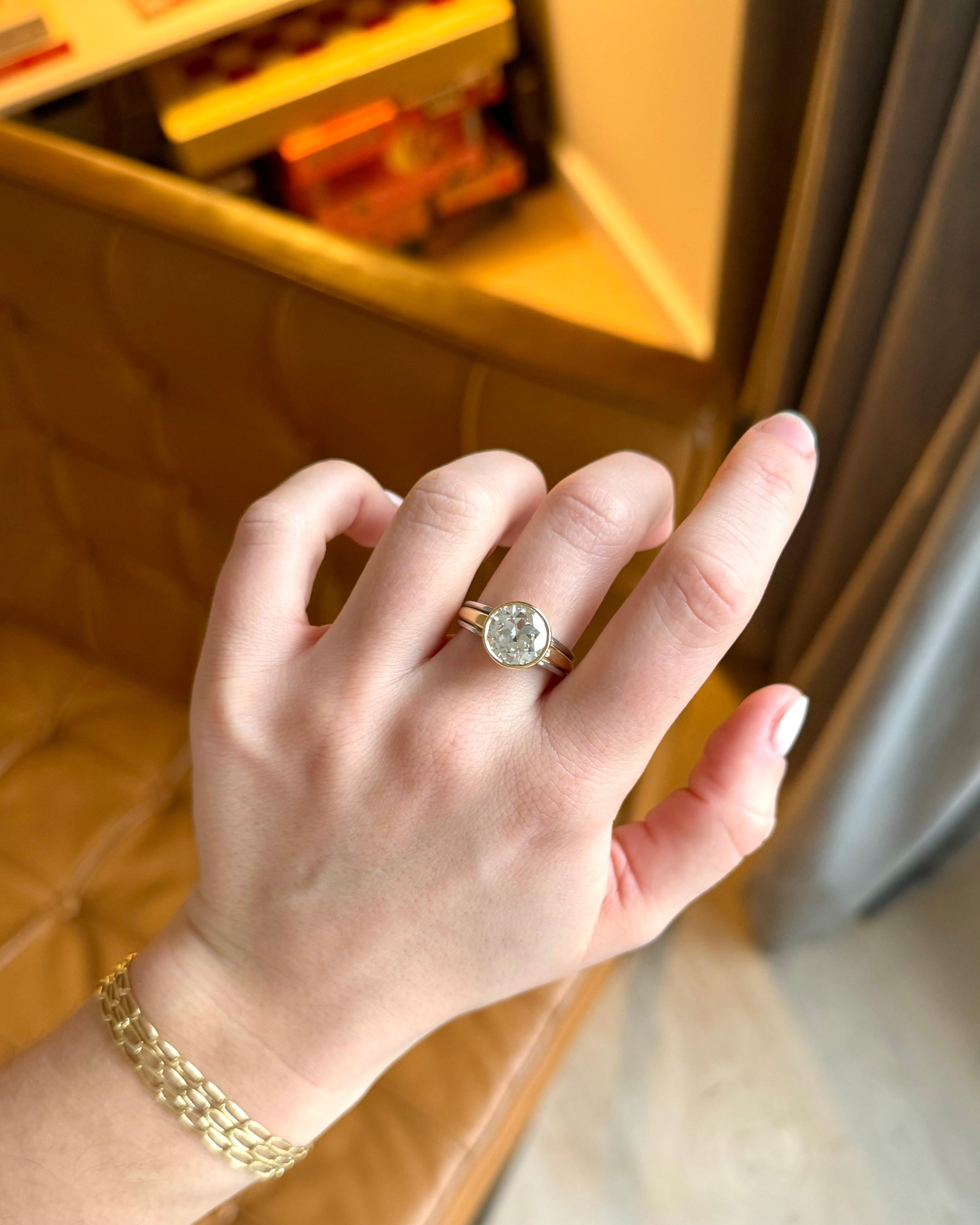 Vintage IGI Certified 3.32 Carats solitaire diamond ring For Sale 4