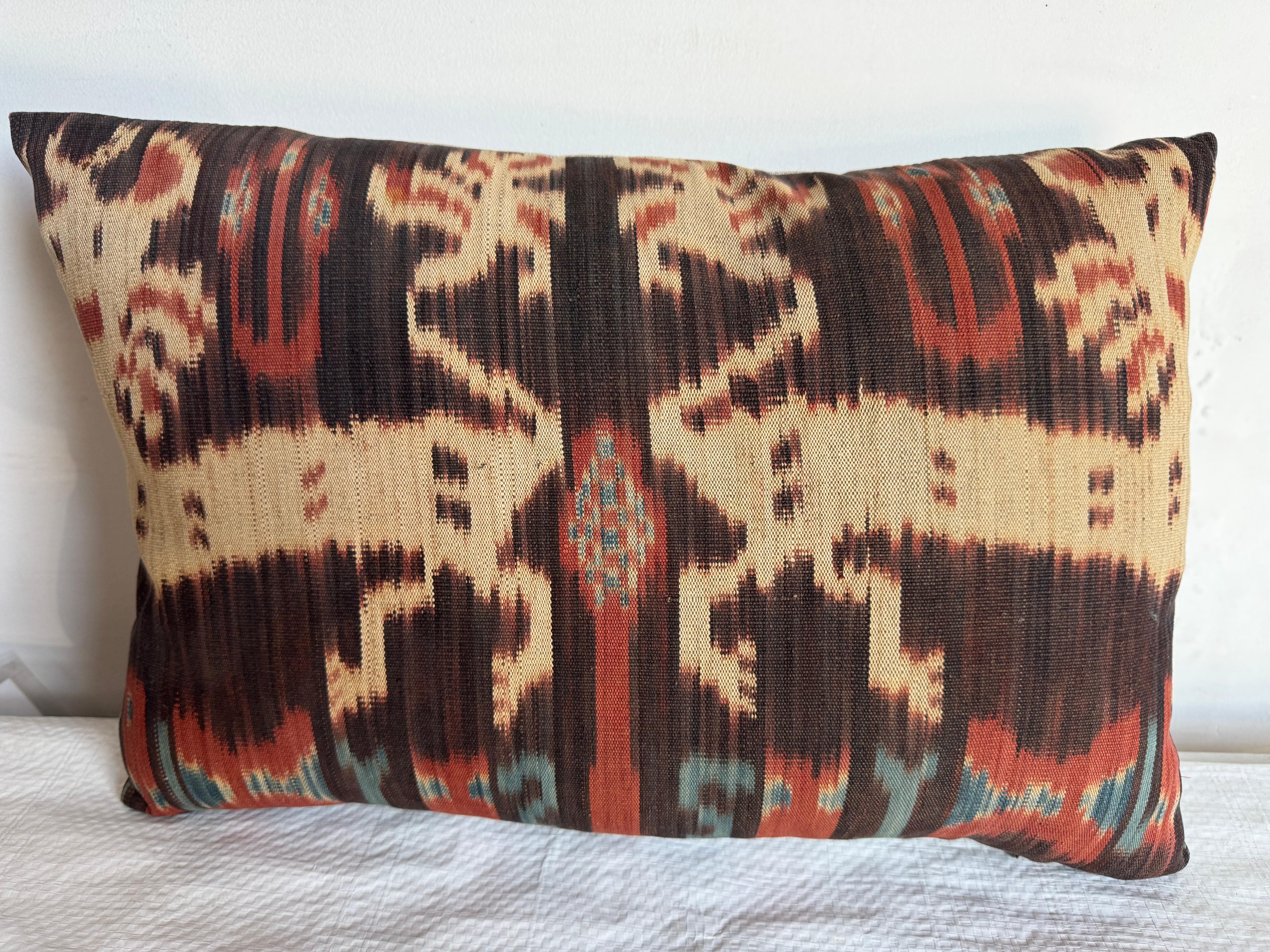 Porta un'aria di fascino rustico nel tuo spazio con questo cuscino 1850 Ikat. I suoi motivi geometrici e i toni tenui conferiscono un'eleganza unica e sobria che si adatta a un'ampia gamma di stili.

Con le sue dimensioni di 17