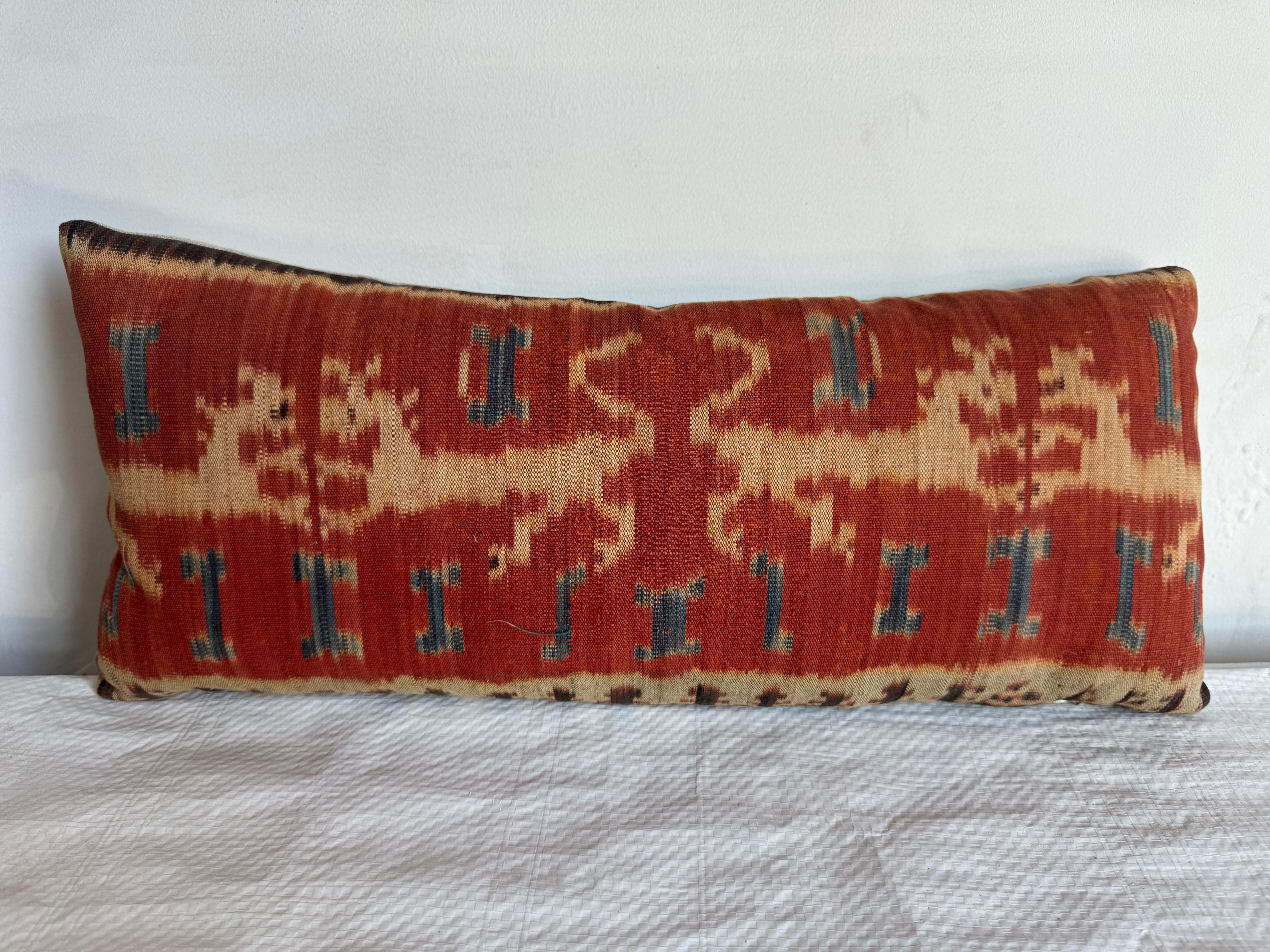 Faites-vous remarquer avec cet exquis oreiller 1850 Ikat, au design rare et vibrant inspiré des textiles traditionnels tissés à la main. L'interaction audacieuse des motifs et des textures crée un look dynamique.

Mesurant 19