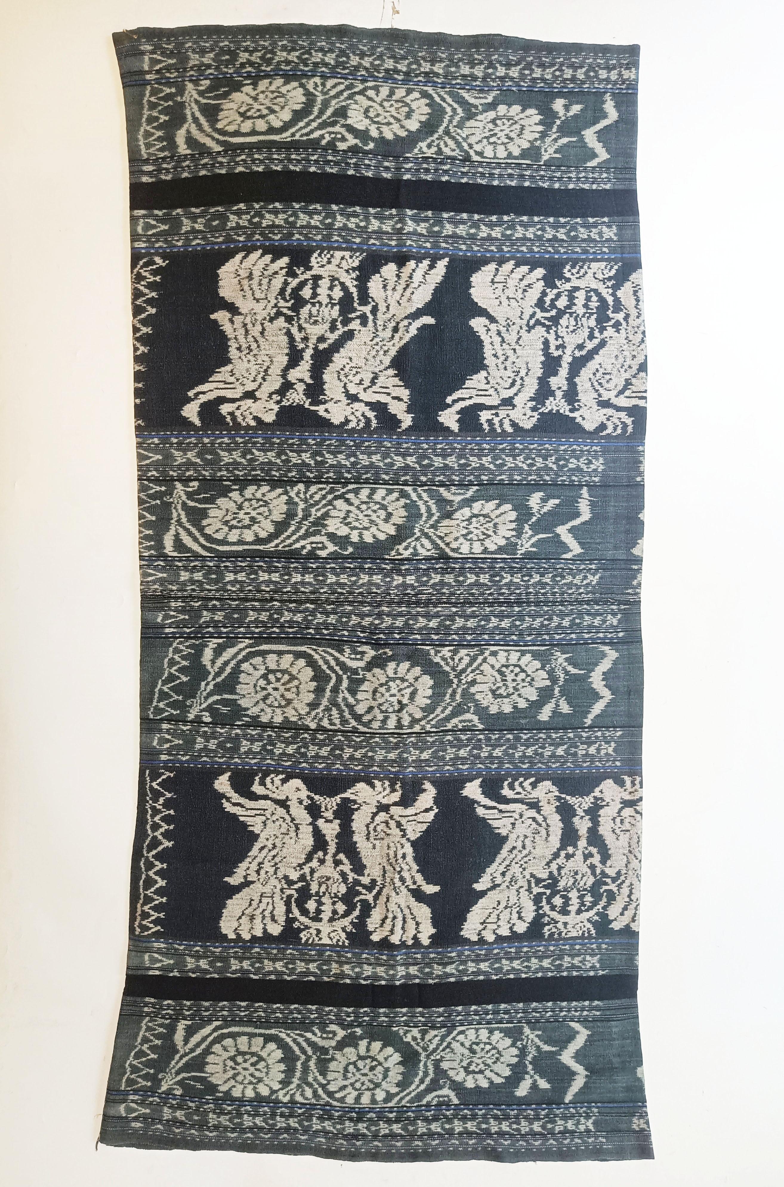Ein feiner alter indonesischer Ikat-Ketten-Sarong aus Savu Indonesia
Ein Sarong   hergestellt aus 4 Teilen, die zu einem größeren Tuch zusammengenäht und zu einem Schlauch geschlossen werden, um als Sarong für besondere Anlässe verwendet zu