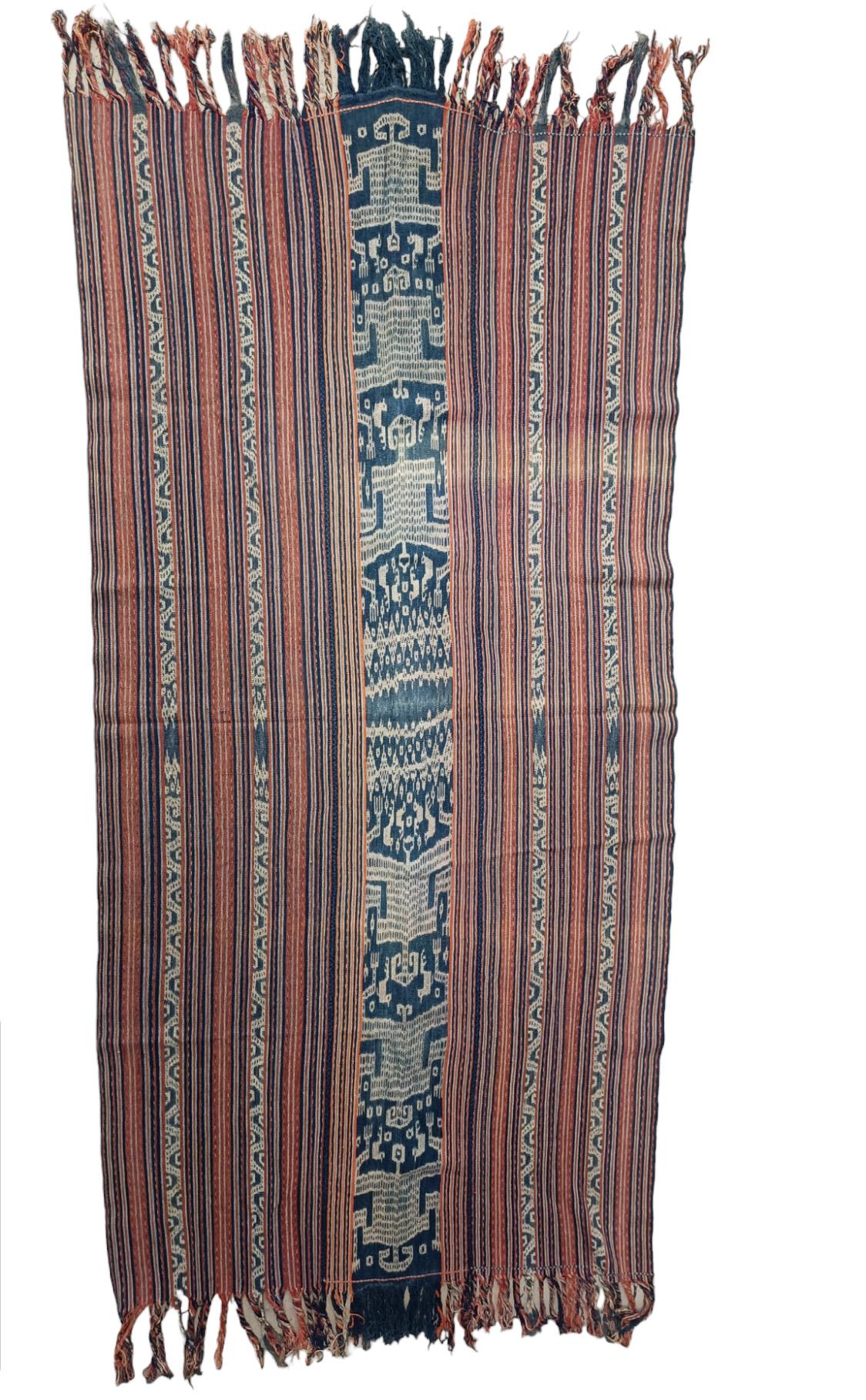 Tissu Ikat antique tissé sur l'île de Timor en Indonésie, fabriqué à partir de fils de coton teints naturellement et filés à la main. 

Composé de deux panneaux cousus ensemble pour former un tissu plus grand, une technique souvent utilisée dans les