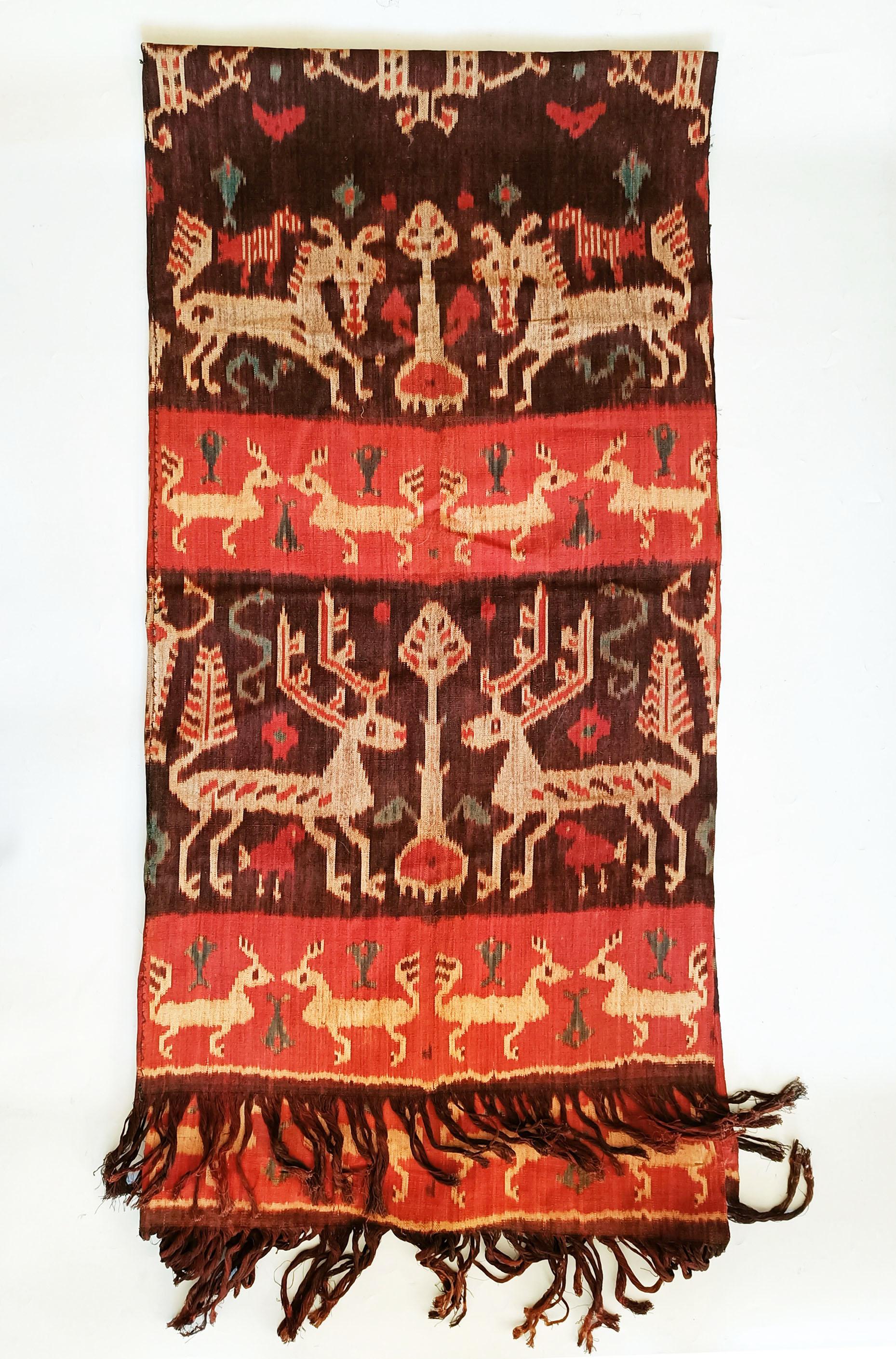 Ein feiner antiker Ikat-Stoff, der auf der Insel Sumba in Indonesien aus handgesponnenem, natürlich gefärbtem Baumwollgarn gewebt wurde. 

Bestehend aus 2 Bahnen, die zu einem größeren Stoff zusammengenäht sind, eine Technik, die häufig bei älteren