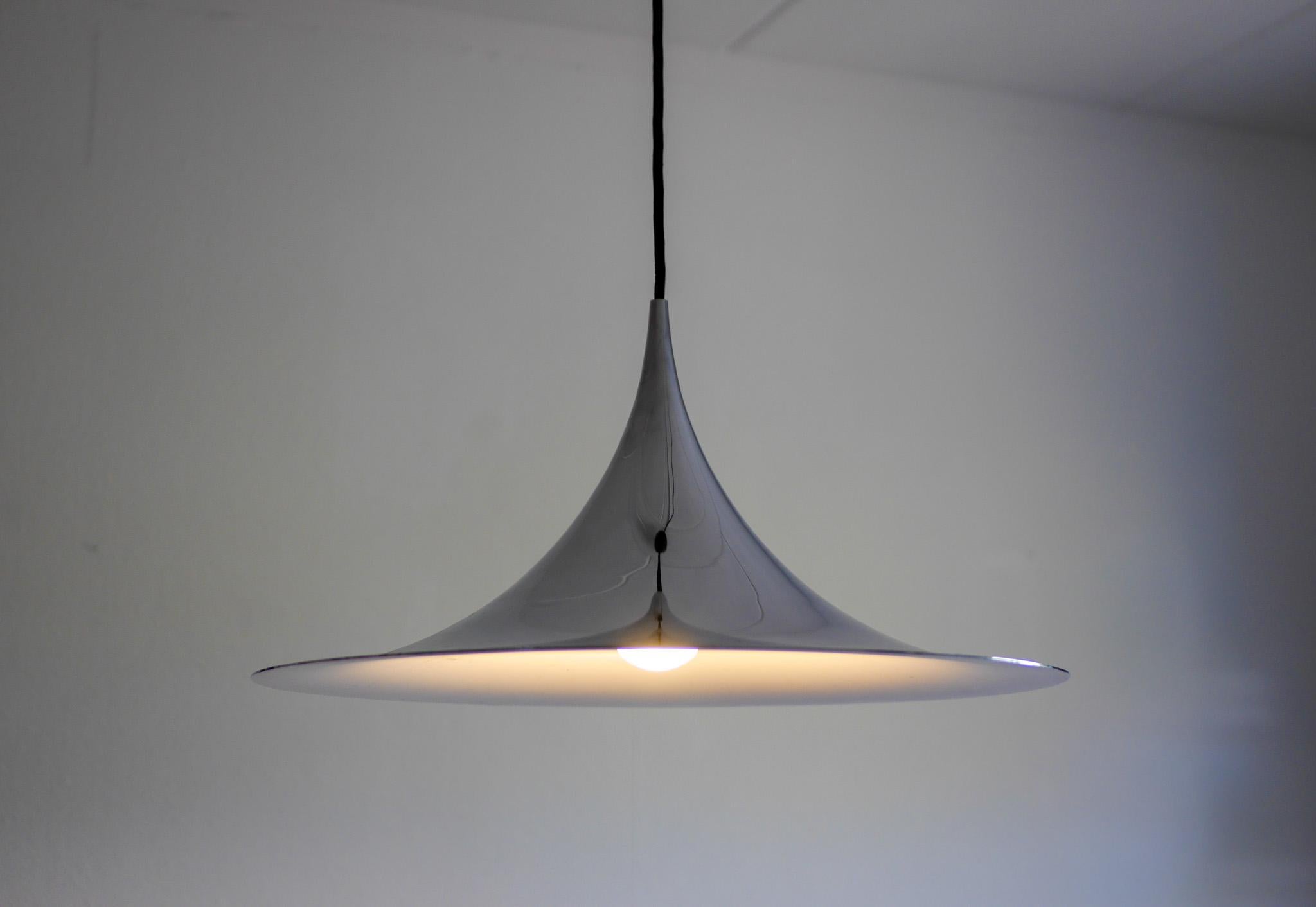 Fantástica lámpara colgante vintage de plata o cromo, Gubi para Ikea, de Claus Bonderup & Torsten Thorup. Esta clásica lámpara colgante Semi fue diseñada por los estudiantes de arquitectura daneses Torsten Thorup y Claus Bonderup en 1968. El diseño
