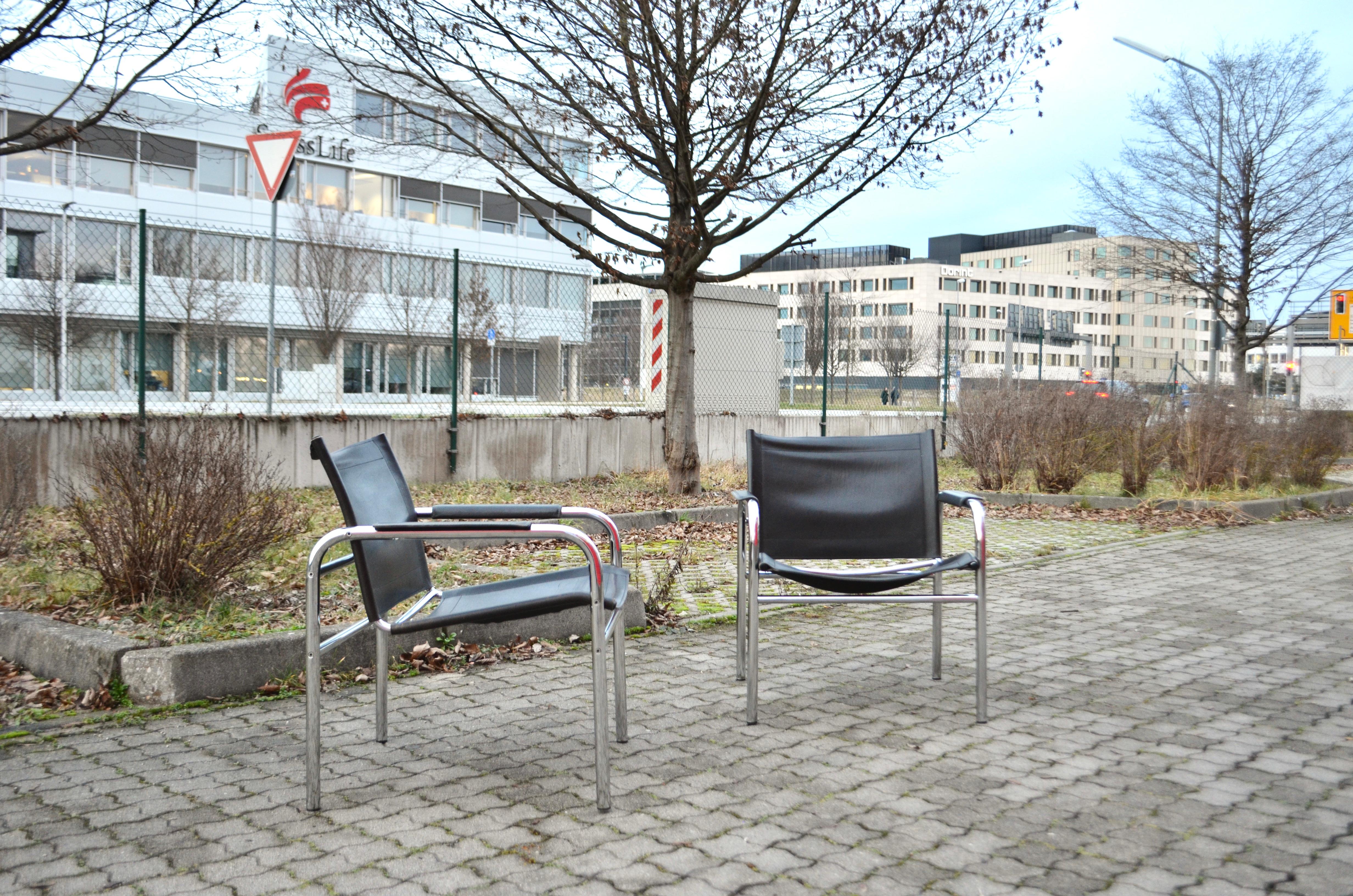 Ikea Modell Klinte design by Tord Bjorklund in the 80ties.
Comfortable Lounge Chair.A classic design from Tord Bjorklund.
Black thick Saddle leather and chromed tubular steel.
Great quality.
We have 2 chairs in stock.