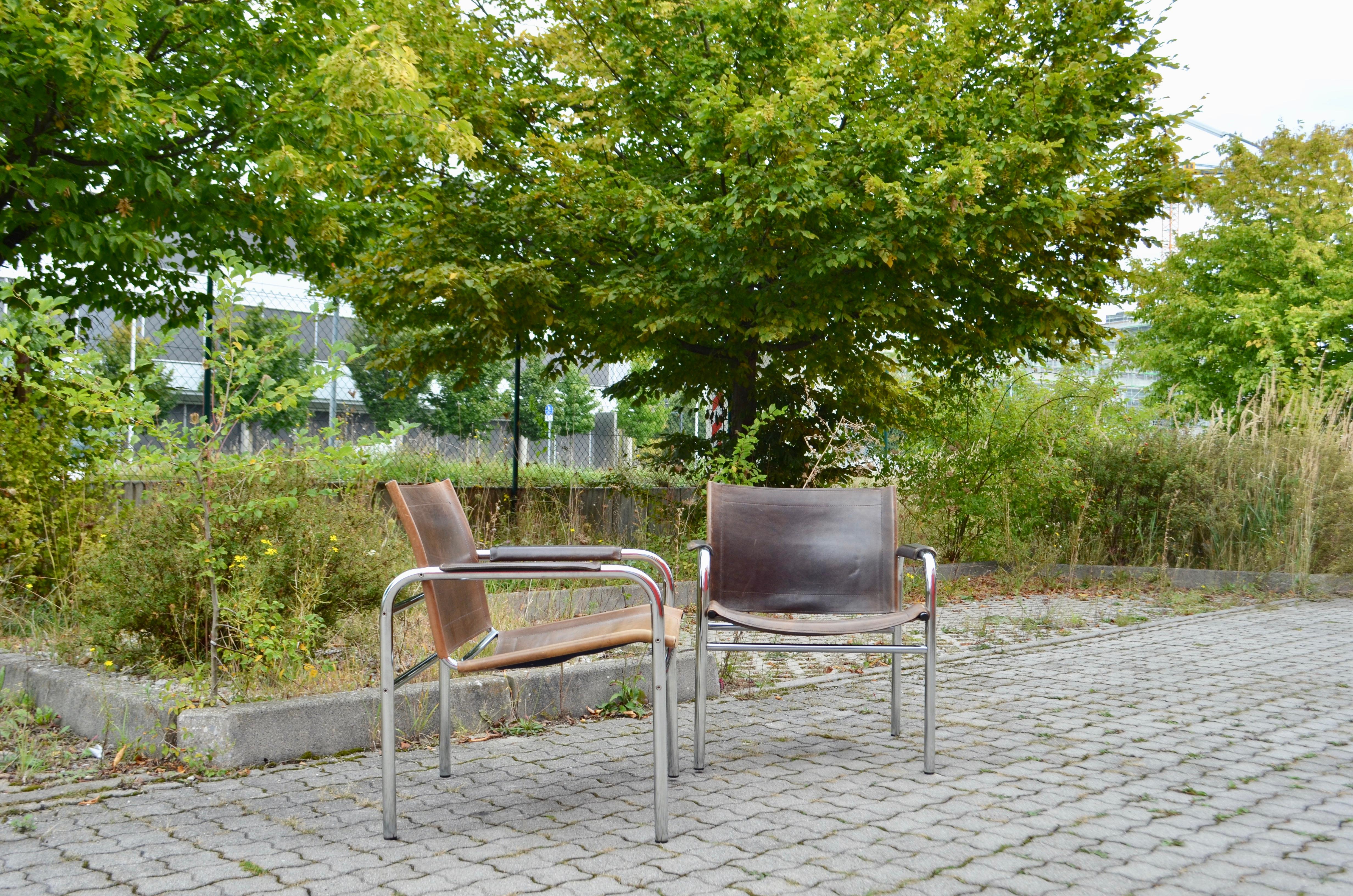 Ikea Modell Klinte design by Tord Bjorklund in the 80ties.
Comfortable Lounge Chairs.A classic design from Tord Bjorklund.
Brown thick Saddle leather and chromed tubular steel.
The leather is beautiful patinated.
Great quality.
Set of 2.