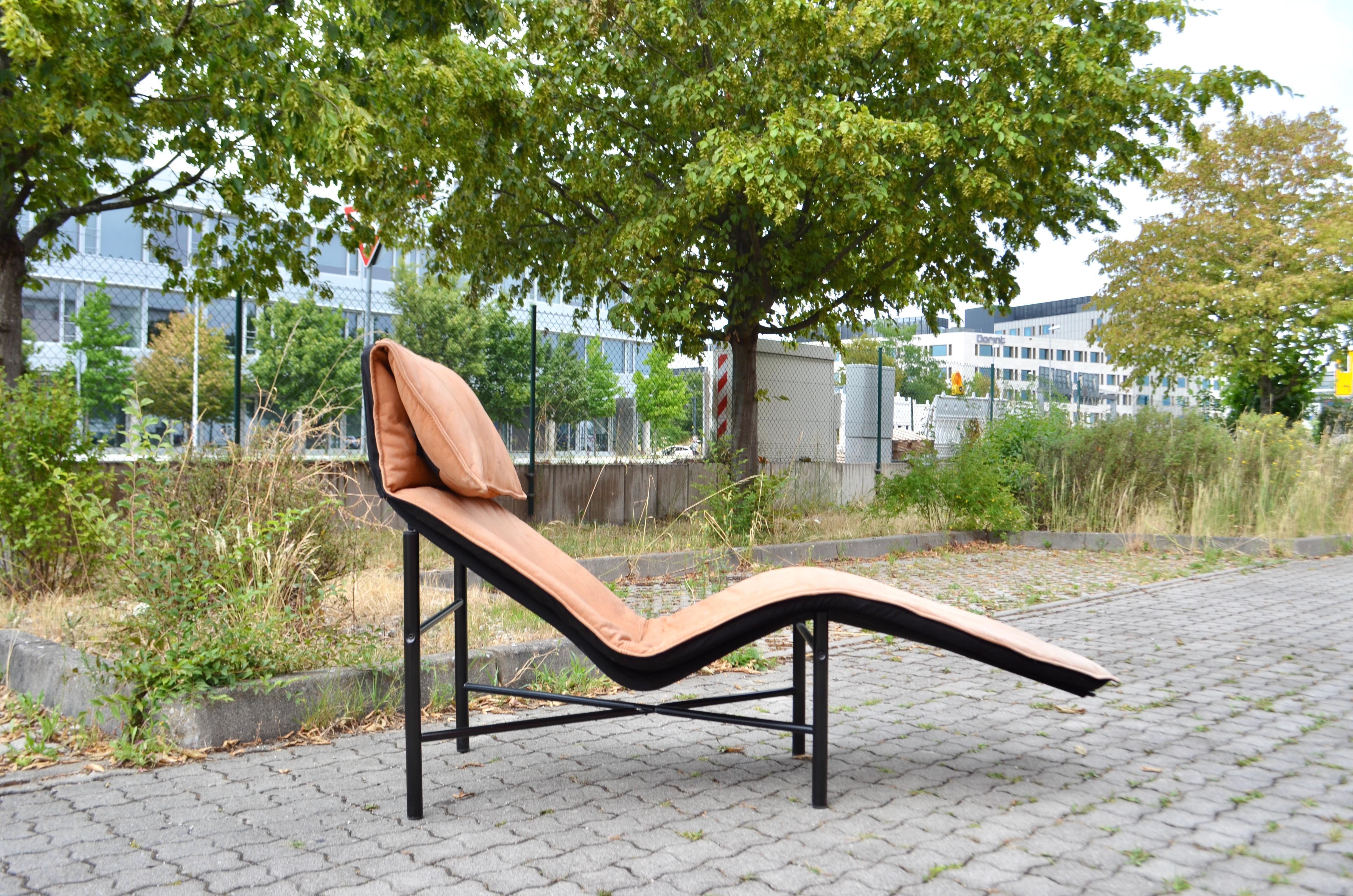Ikea Modell Skye design by Tord Bjorklund in the 80ties.
Comfortable Chaiselongue.A classic design from Tord Bjorklund.
Cognac thick  leather and black tubular steel.
Great quality.
