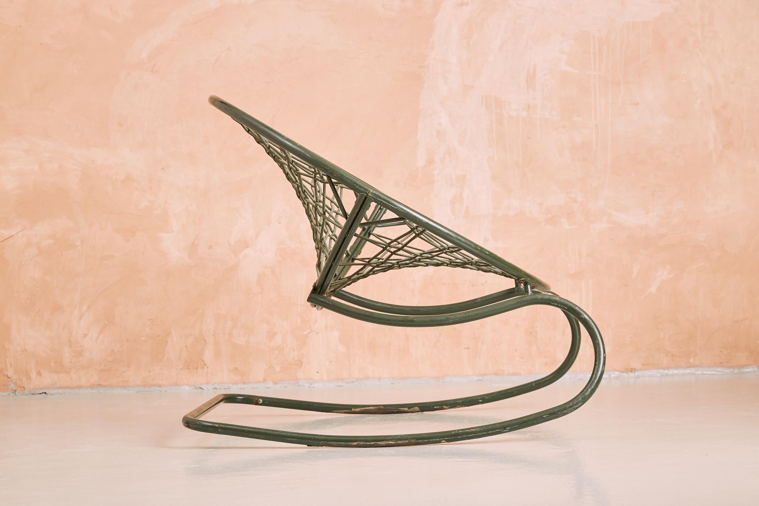 Un rocking-chair assez extraordinaire conçu par Niels Gammelgaard en 2002 pour Ikea. La chaise est construite en acier tubulaire, avec un cadre en forme de disque surdimensionné, grillagé avec des cordes élastiques pour former un siège extrêmement