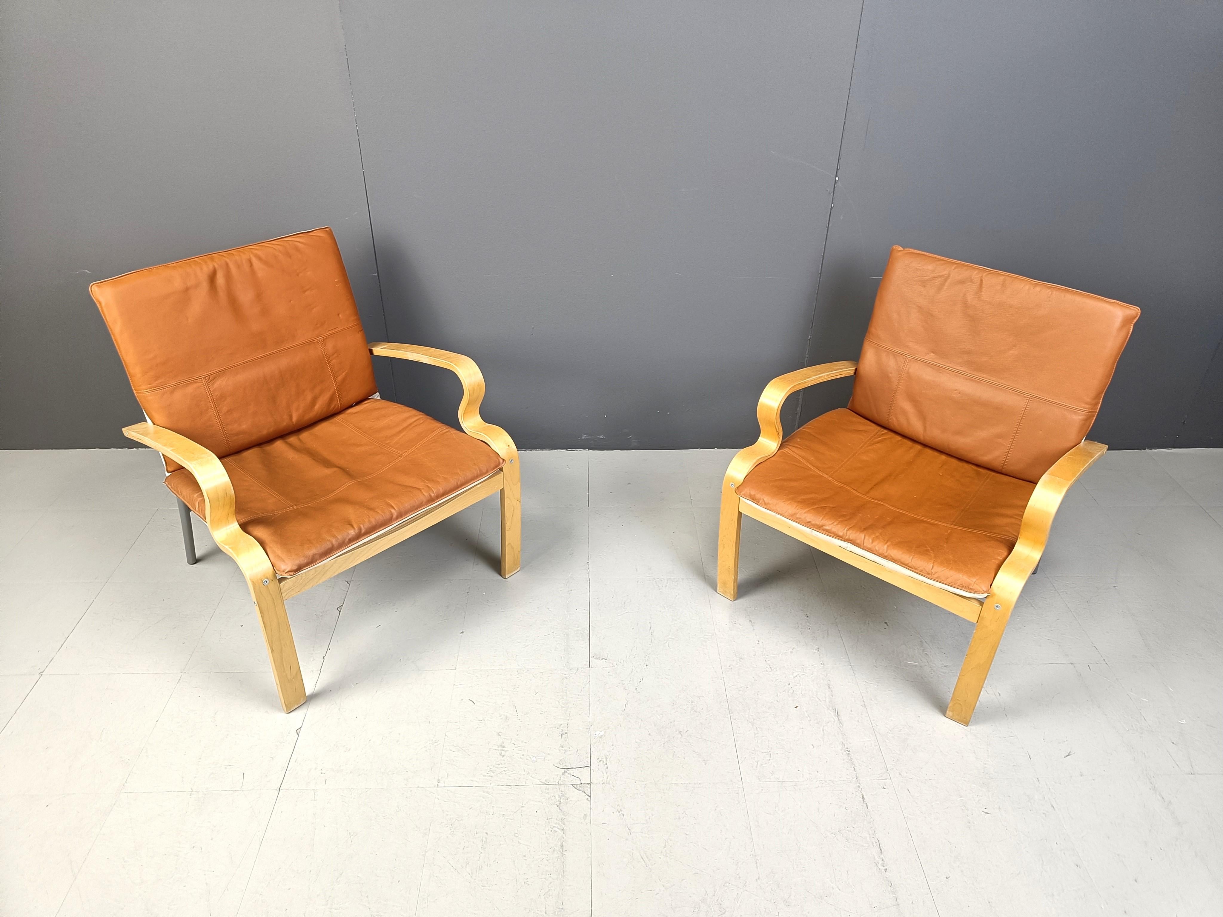 Coppia di poltrone in legno compensato con cuscini in pelle disegnate da Johan Huldt per Ikea modello 'Bjärred'.

Un bellissimo design sinuoso e senza tempo.

Progettato nel 2001.

Svezia.

Dimensioni:
Altezza: 80 cm
Larghezza: 65 cm
Profondità: 65
