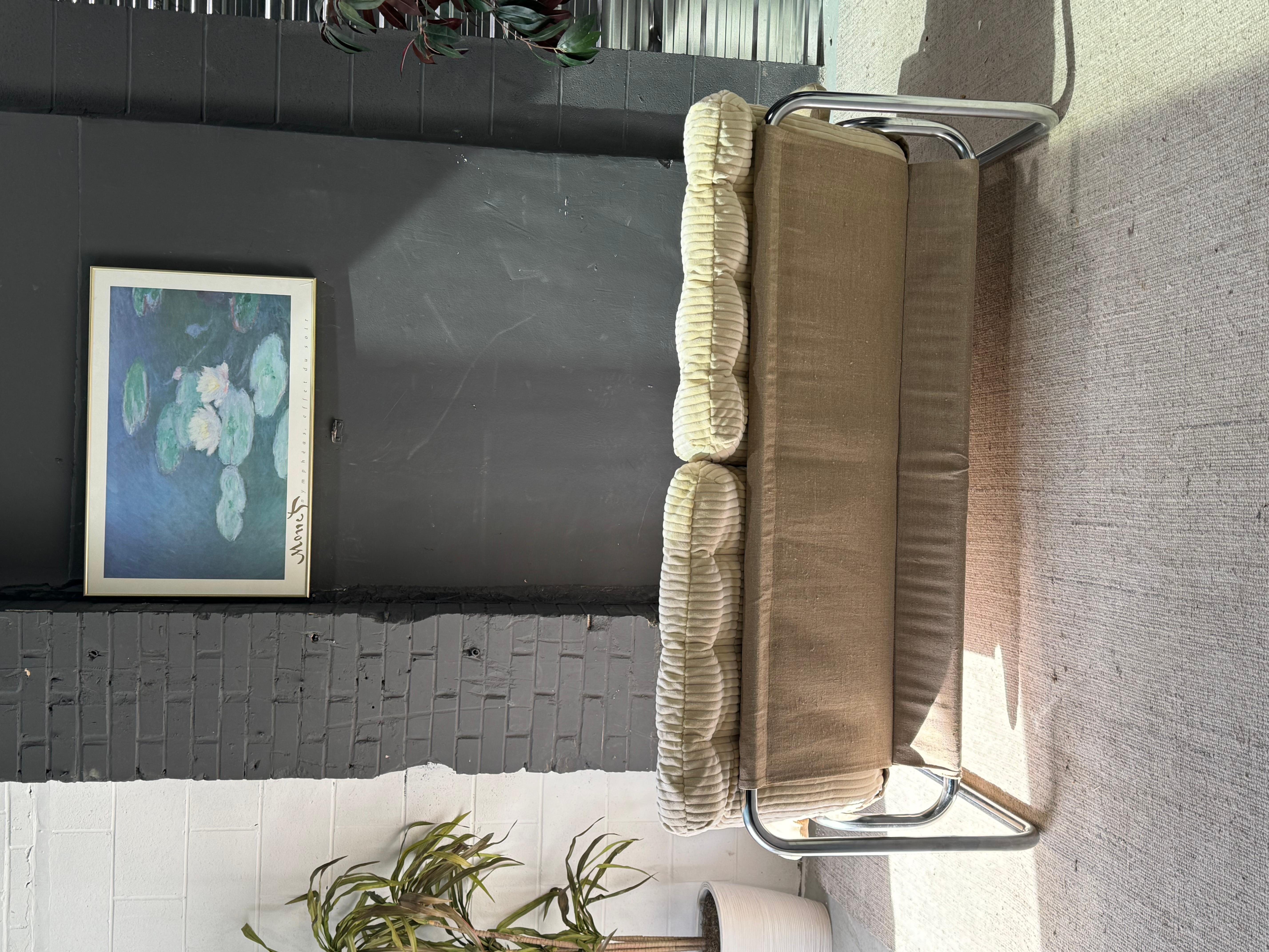 Wunderschönes verchromtes Vintage-Sofa Borkum von Johan Bertil Haggstrom für IKEA. Ein erhabenes, unauffälliges Schmuckstück. Behält die ursprüngliche beigefarbene Leinenschlaufe und gepolsterte Armlehnen. Die Kissen sind frisch gepolstert mit