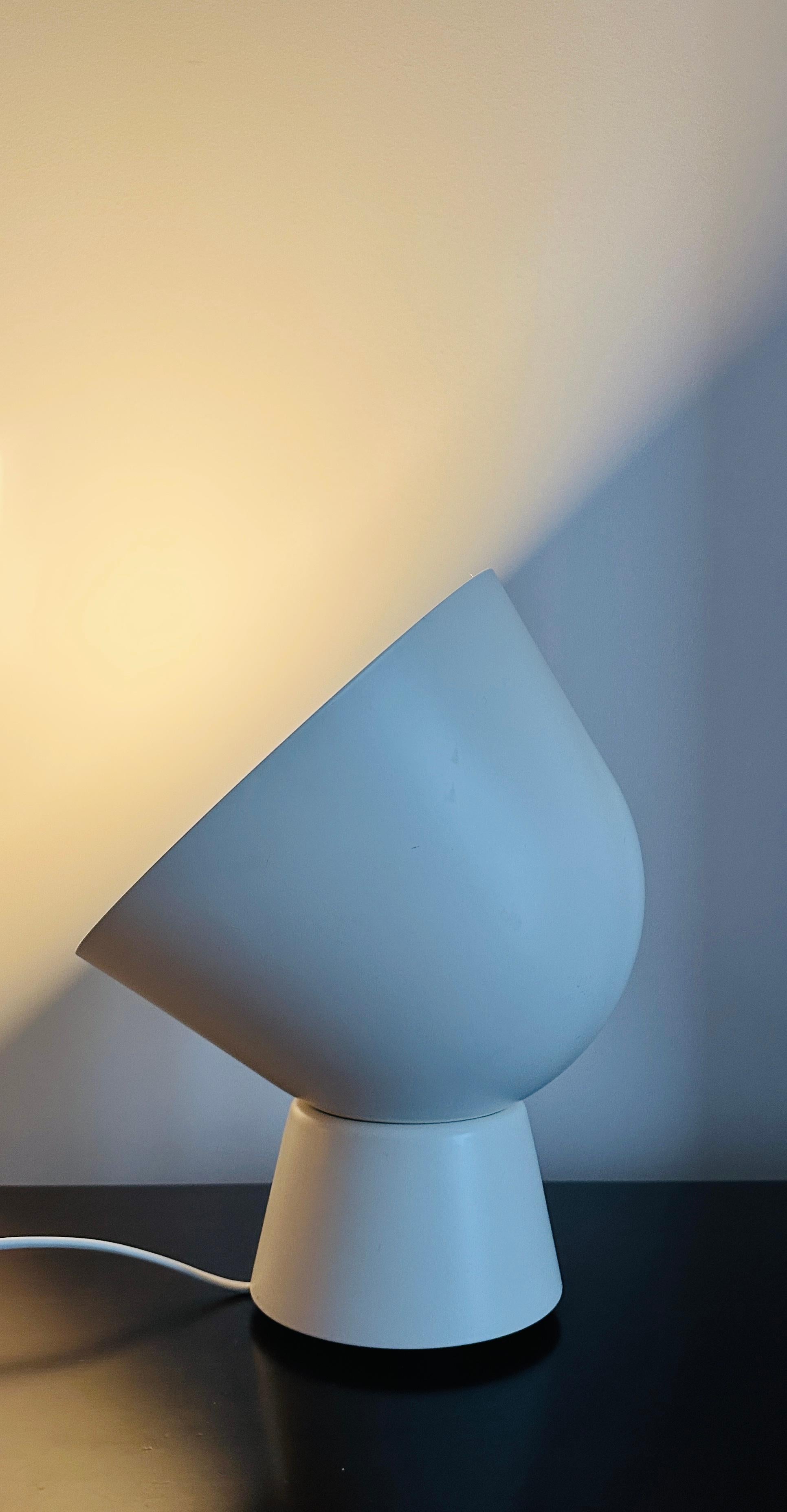 Una elegante, funcional y minimalista lámpara de sobremesa o de pared sueca vintage de la Colección IKEA PS 2017, diseñada por Ola Wihlborg.

El diseño se asemeja a un reflector de la Segunda Guerra Mundial, utilizado posteriormente en los estrenos