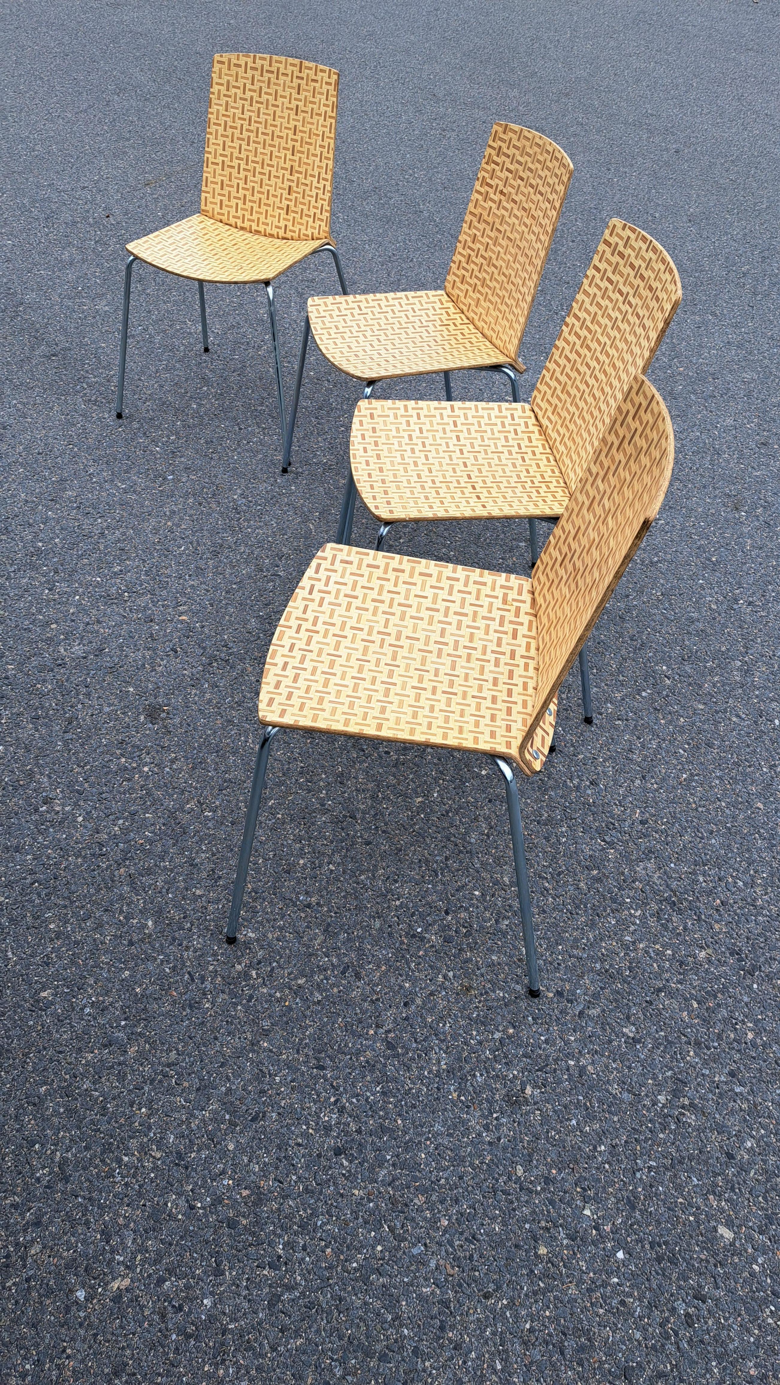 Satz von vier gewebten (karierten) Bambus-Esszimmerstühlen. Schwer zu findender Vintage Ikea mit Metallbeinen. Mit dem skandinavischen Design, das Ikea berühmt gemacht hat. Leicht, aber sehr stabil und stapelbar.