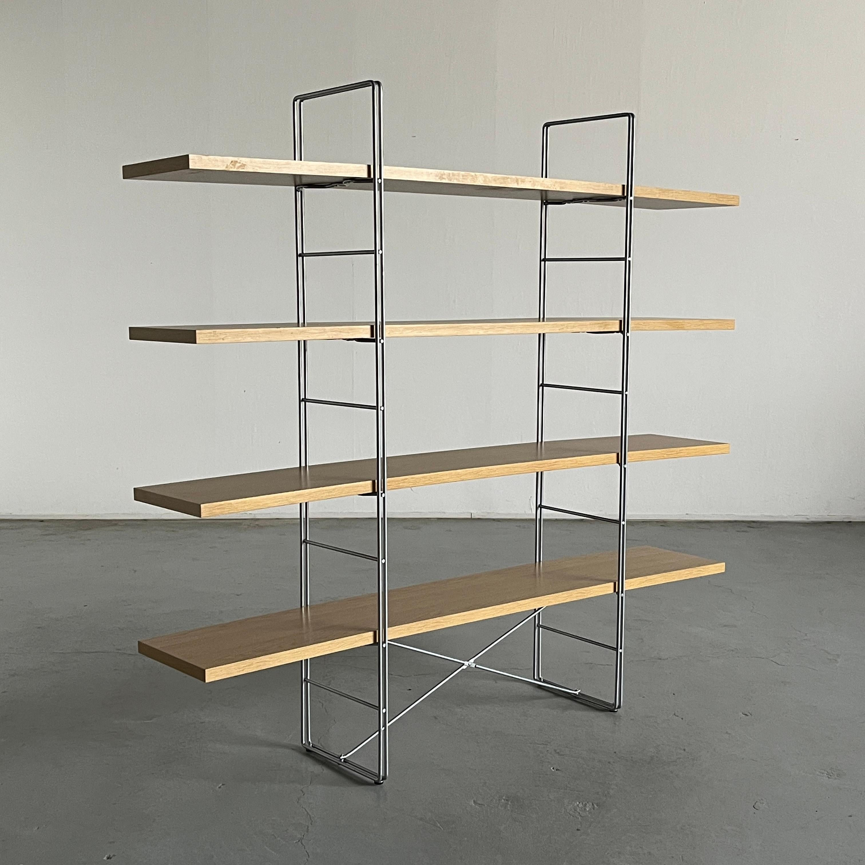 Das berühmte, von Niels Gammelgaard in den 1980er Jahren entworfene Ikea-Regal, das zunächst als Moment