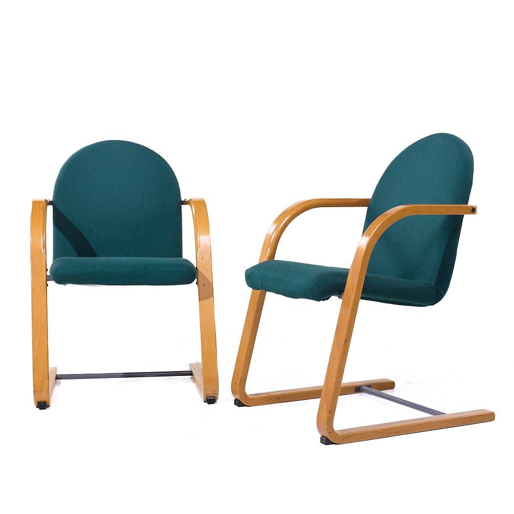 Moderne Vintage Ikea Green Upholstered Bentwood Chairs (Chaises en bentwood tapissées) en vente