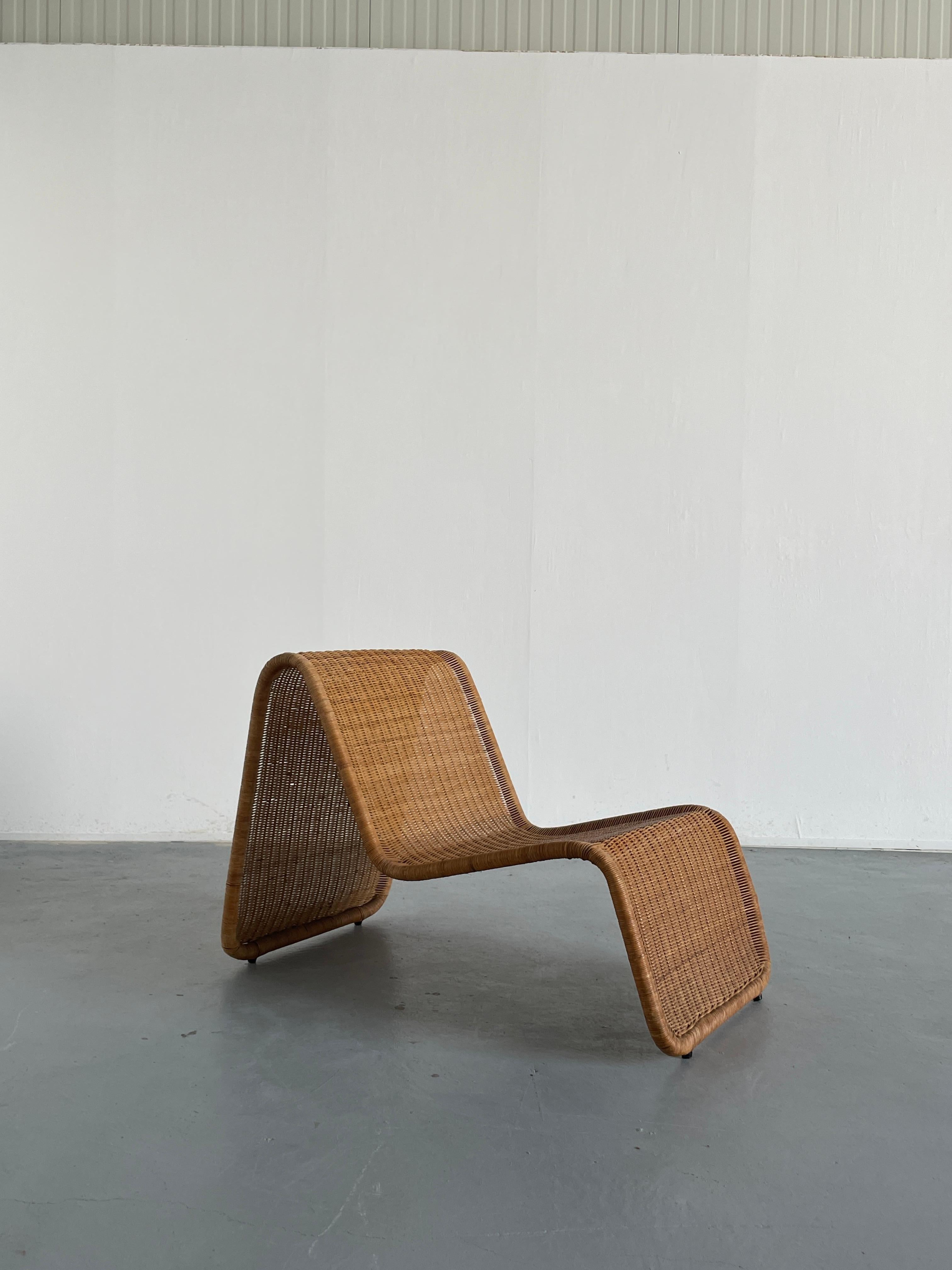 Vintage ratan lounger chair 'Hestra' produced by IKEA in the early 1980s.
Inspired by and produced around the same time as the 'P3' chair desgined by Tito Agnoli and produced by Pierantonio Bonacina. 

Made from wicker woven around a tubular steel