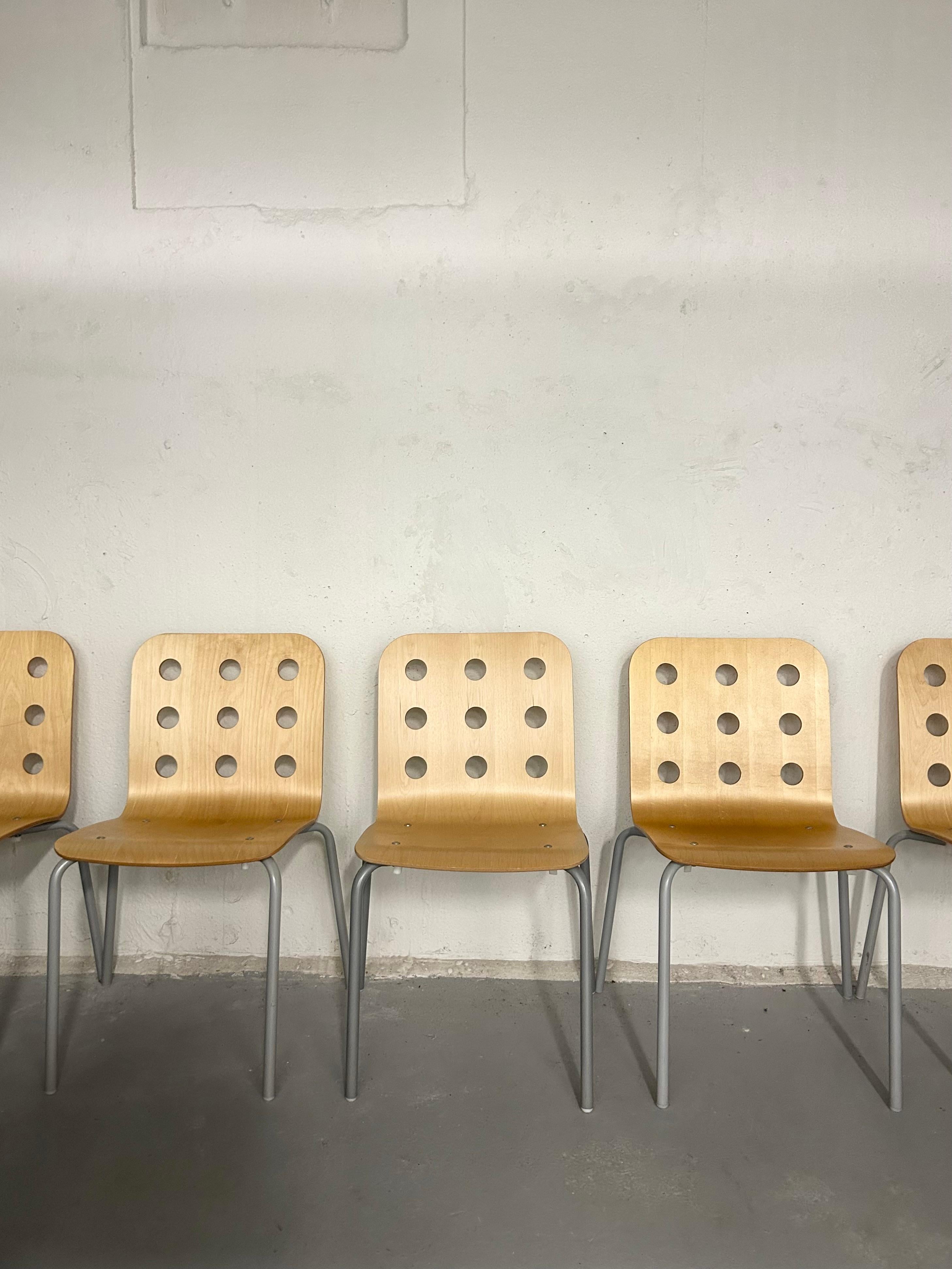 Vintage Ikea Jules Stühle mit Sitz aus perforiertem Bugholz. Von 1999 - hergestellt in Rumänien. Die Beine sind aus grau lackiertem Metall. In gutem Zustand - 4 Stühle haben mehr Verschleiß kann ich Fotos senden und bieten Rabatt. Einzeln zu