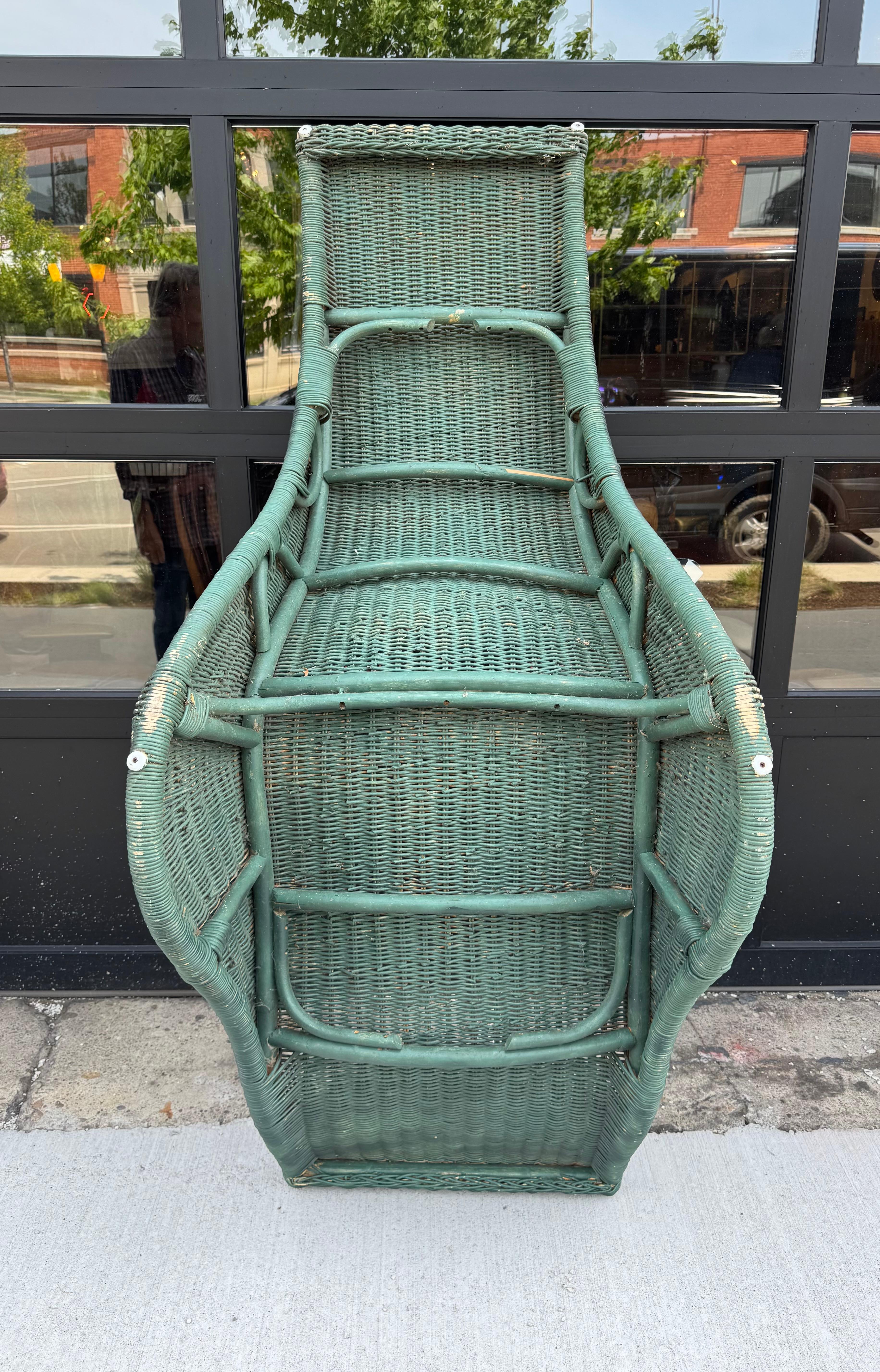 Atemberaubend STYLIZED  Chaiselongue oder Loungesessel im modernen Stil der Jahrhundertmitte.
Design von Carl Öjerstam für Ikea.
Auffälliges schwedisches Design aus den 1980er Jahren.
Ausgeführt in Weide und Rattan, ein idyllischer Ort zum