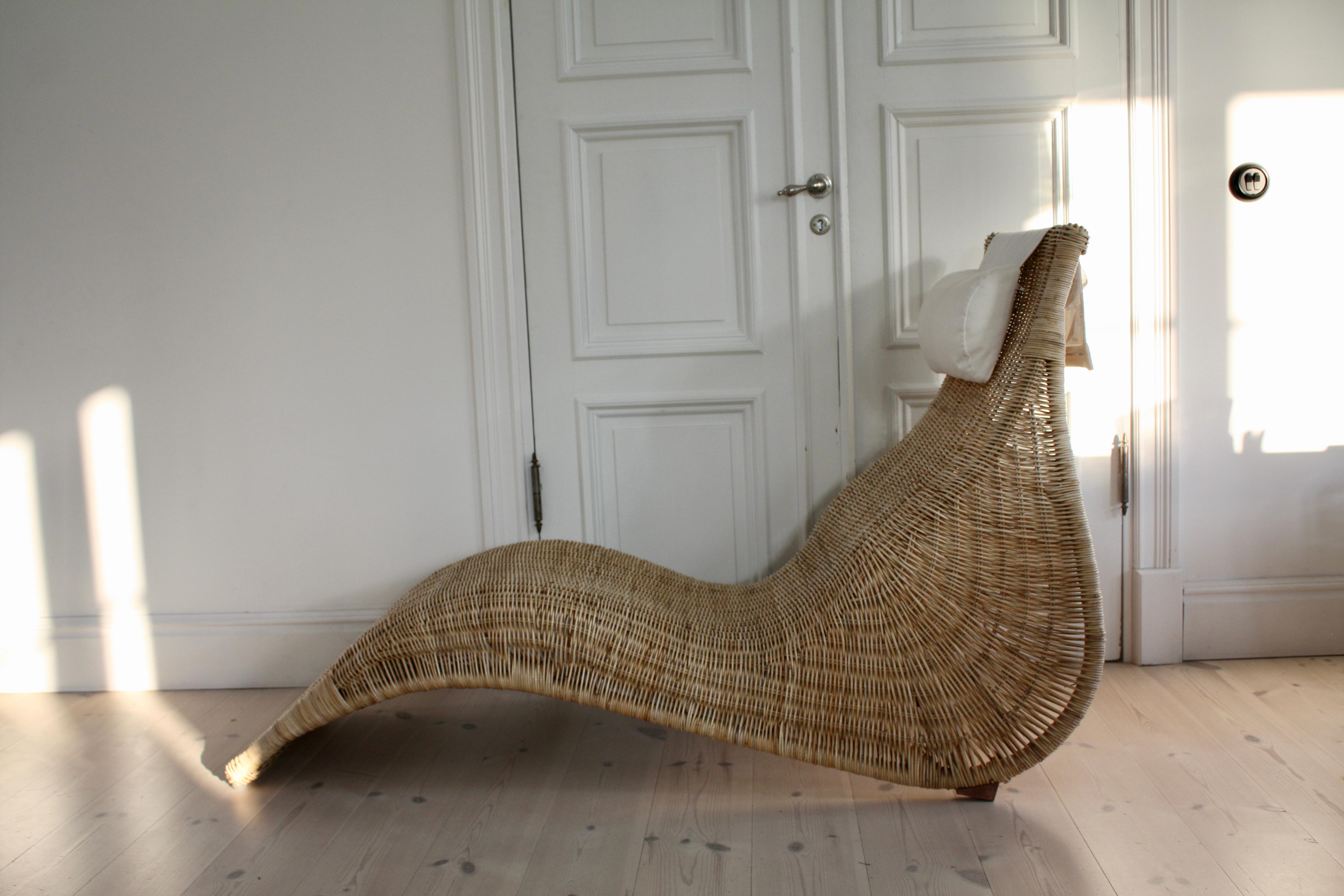 Vintage IKEA Karlskrona Wicker Rattan Chaise Lounge Chair by Karl Malmwall 1990s In Good Condition For Sale In Västra Frölunda, SE