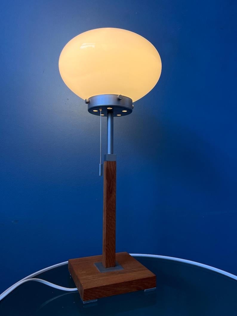 Rare lampe de table vintage Ikea Läreda post modern avec abat-jour en verre de lait. L'abat-jour en verre opalin produit une lumière chaude et agréable. L'abat-jour soigneusement conçu assure une dispersion uniforme de la lumière, éclairant votre