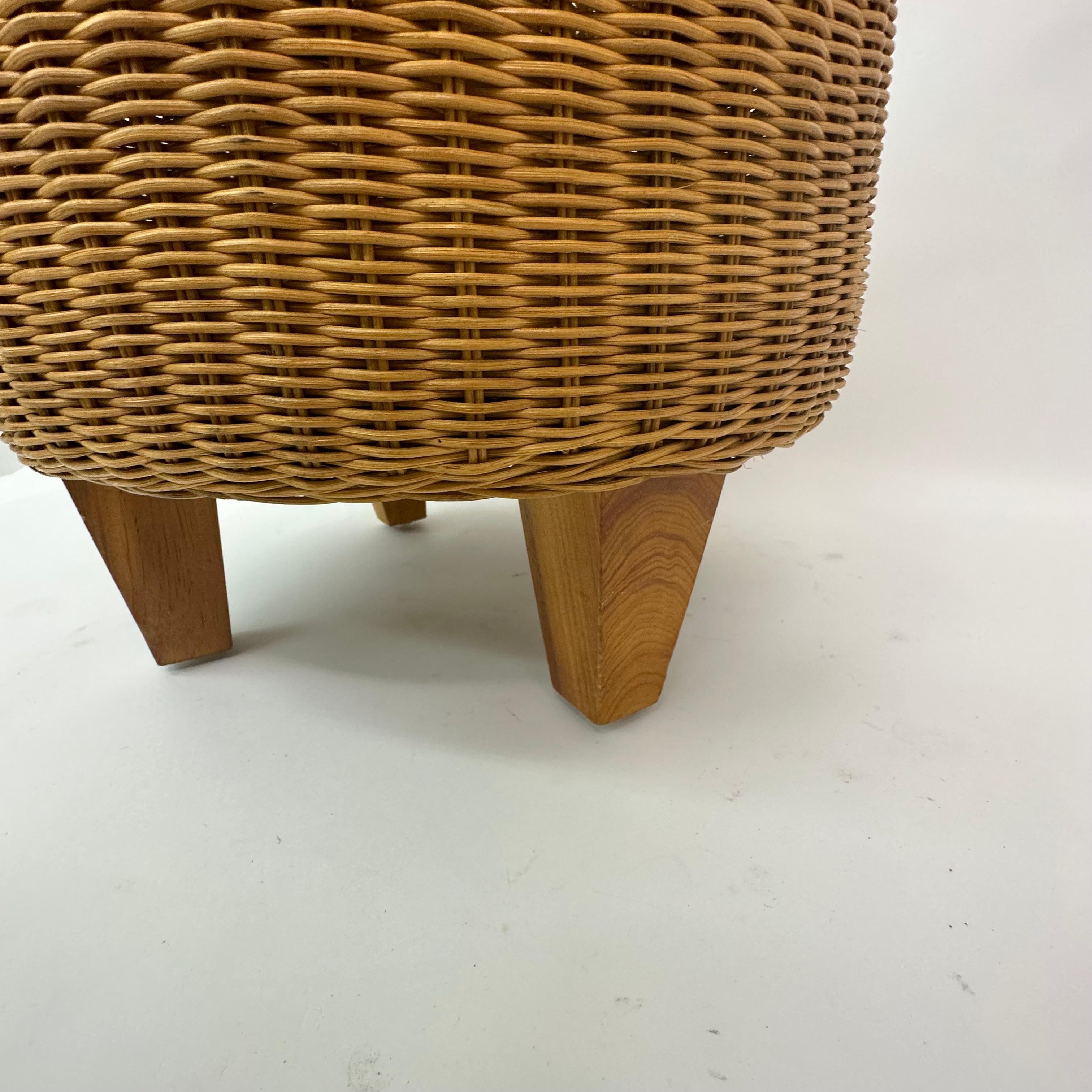 Vintage Ikea Round Wicker Rattan Stool ottoman  In Good Condition In Delft, NL