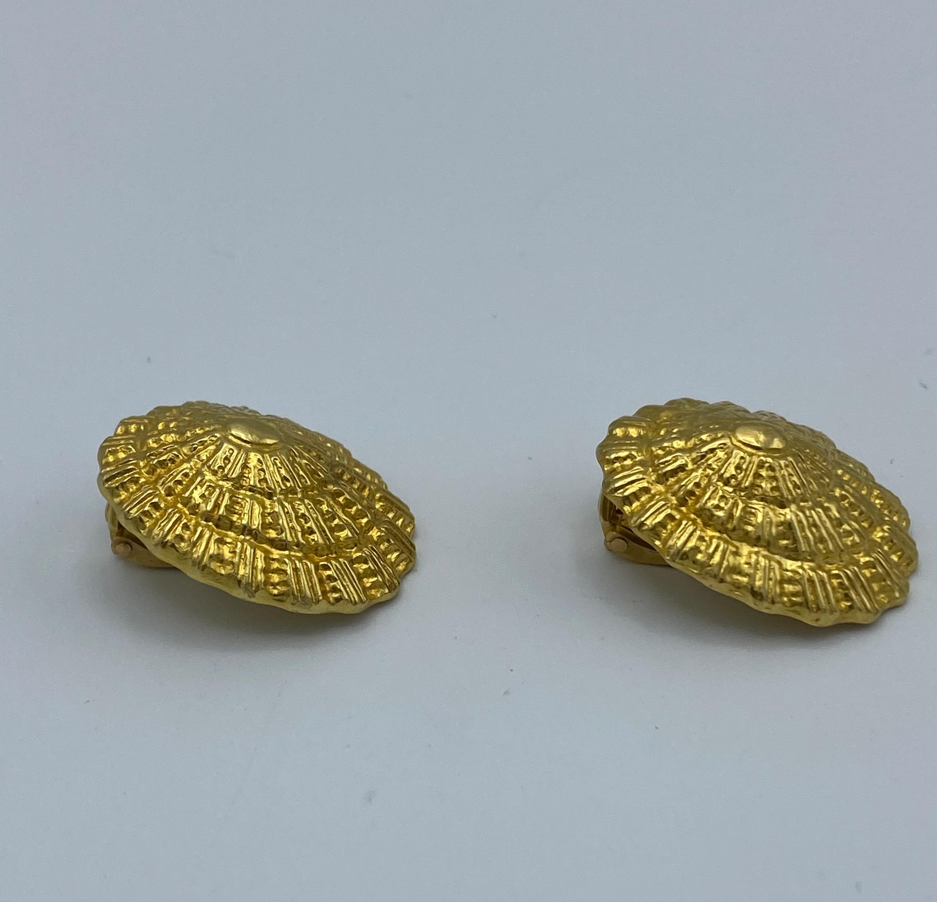 Product details:

The earrings are designed by Ilias Lalaounis in Greece, it is made out of 18 karat yellow gold and it features shell motif.

Measurements: 1- 1/8