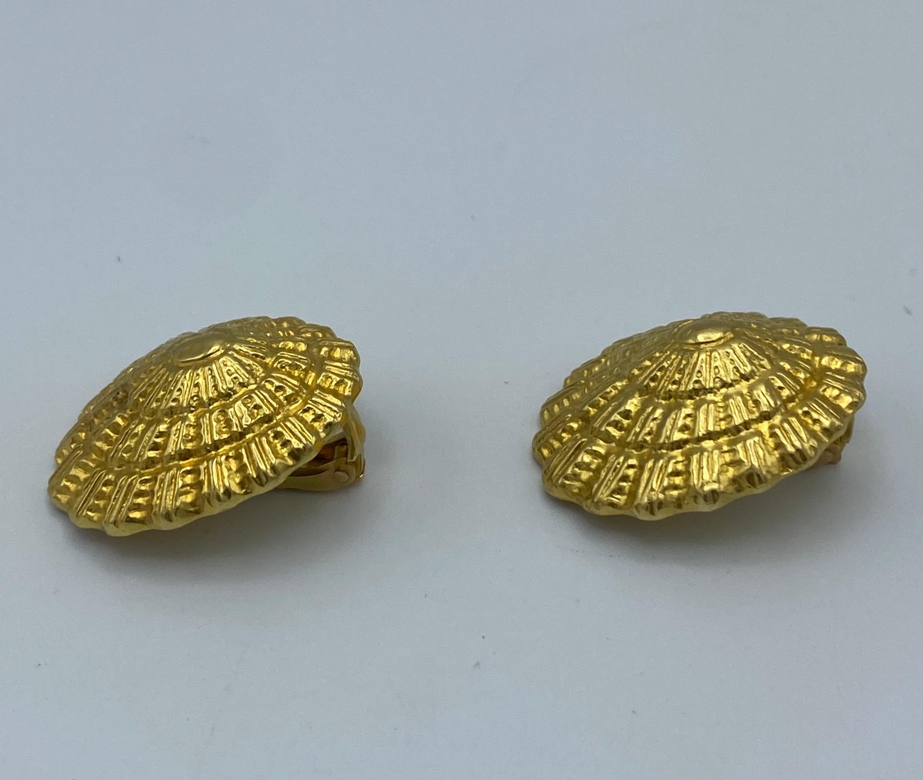 Vintage Ilias Lalaounis Yellow Gold Shell Clip- On Earrings In Excellent Condition In Beverly Hills, CA