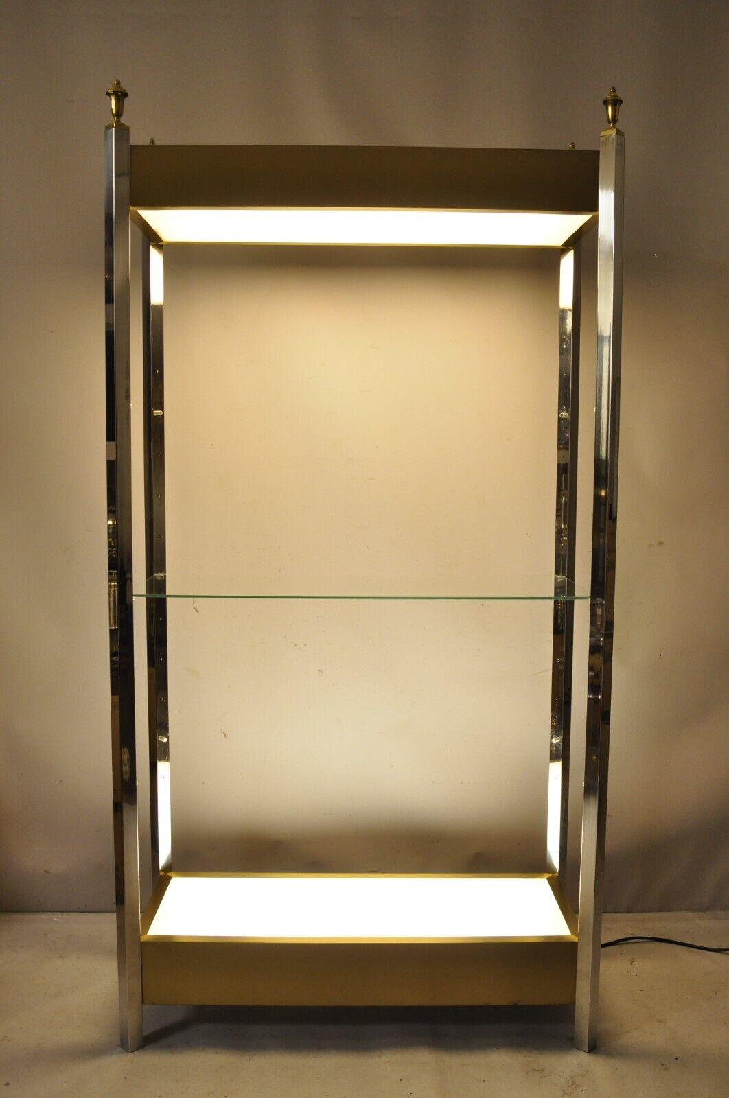 Vintage Illuminated Chrome and Brass Light Up Display Shelf Curio Etagere. Der Artikel verfügt über einen polierten verchromten Metallrahmen, Akzente aus gebürstetem Messing und Messing-Finials, Beleuchtung oben und unten (Schalter für die