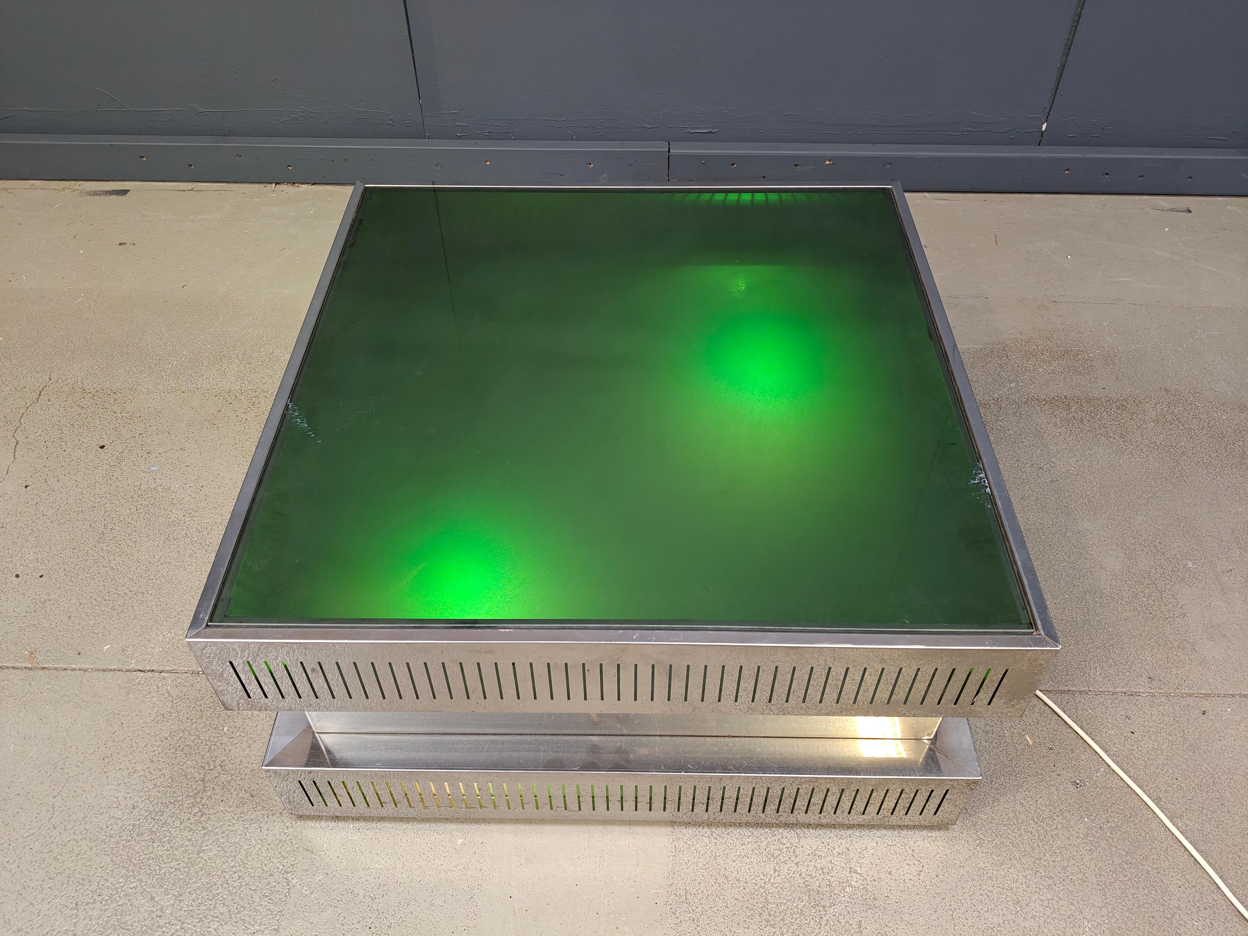 Table basse de l'ère spatiale en aluminium, verre fumé et 4 points lumineux avec des ampoules colorées à l'intérieur, créant un bel effet. Vous pouvez illuminer 2 ou 4 points lumineux en appuyant sur un bouton.

Très belle pièce.

Bon état

Années