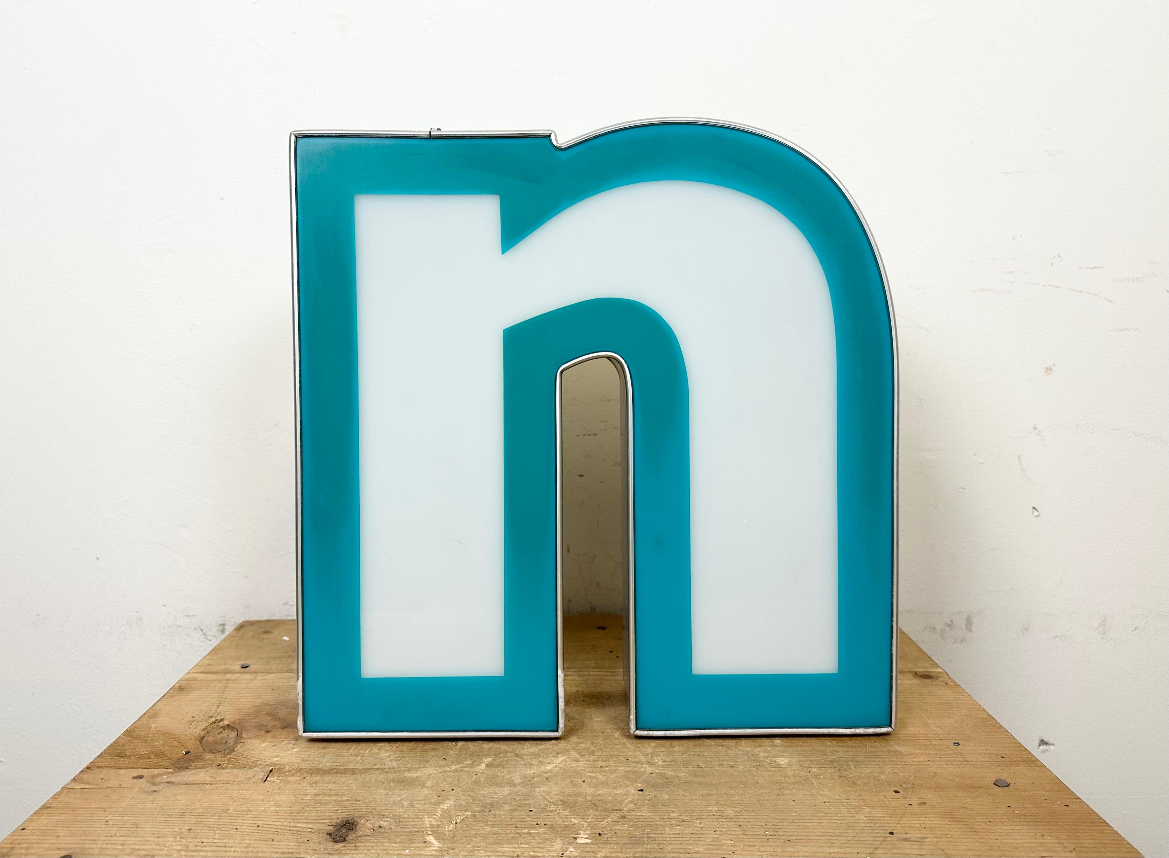 This vintage Industrial illuminated letter N was made in Netherlands during the 1980s and comes from an old advertising banner. It features a grey metal body and a blue, white Plexiglas cover. It is equipped with a LED strip. The letter can be used