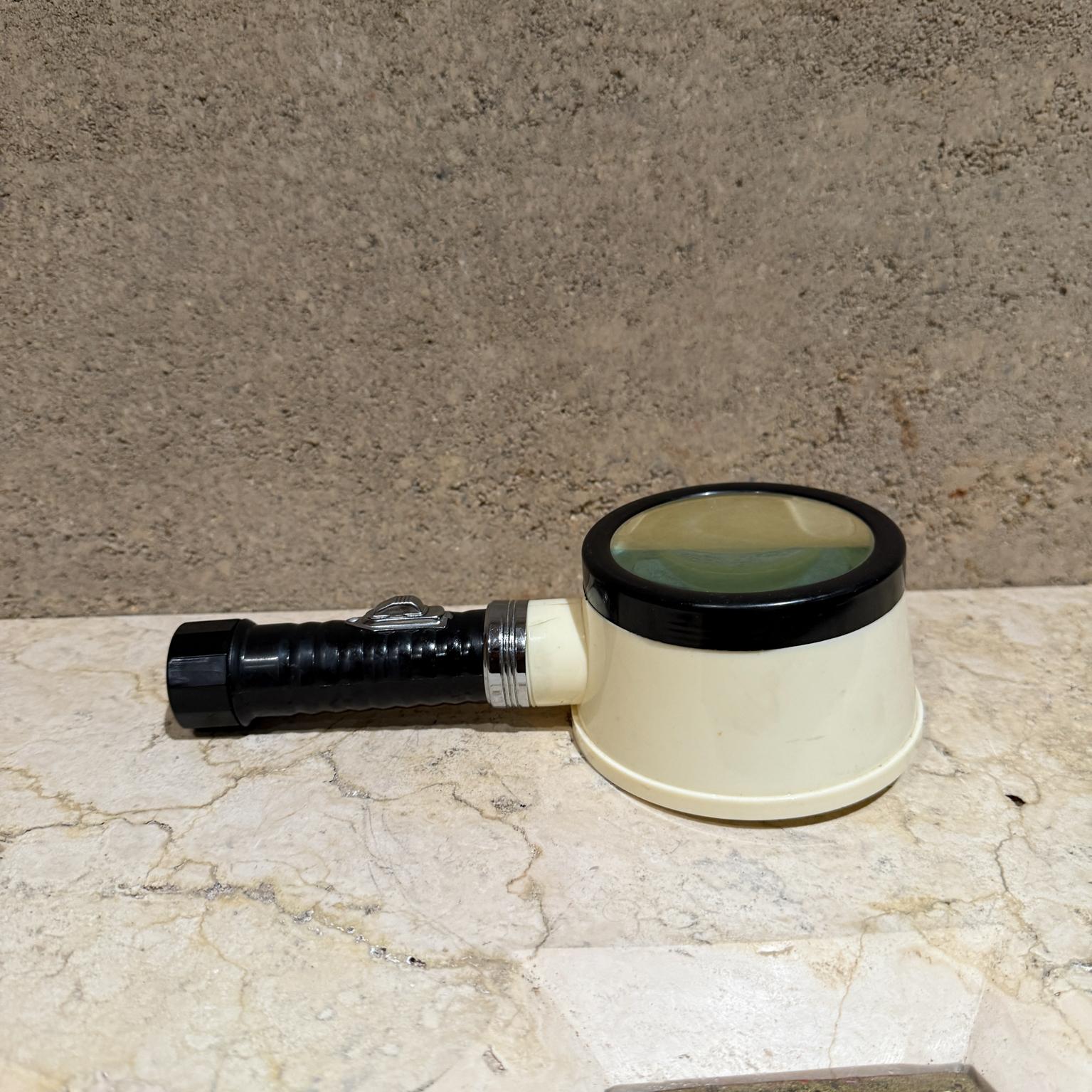 Loupe Eagle Hong Kong
2,75 h x 4,5 diamètre x 9,5 longueur
loupe de lecture avec lumière par EAGLE 
estampillé par le fabricant
État vintage d'occasion
Se référer aux images