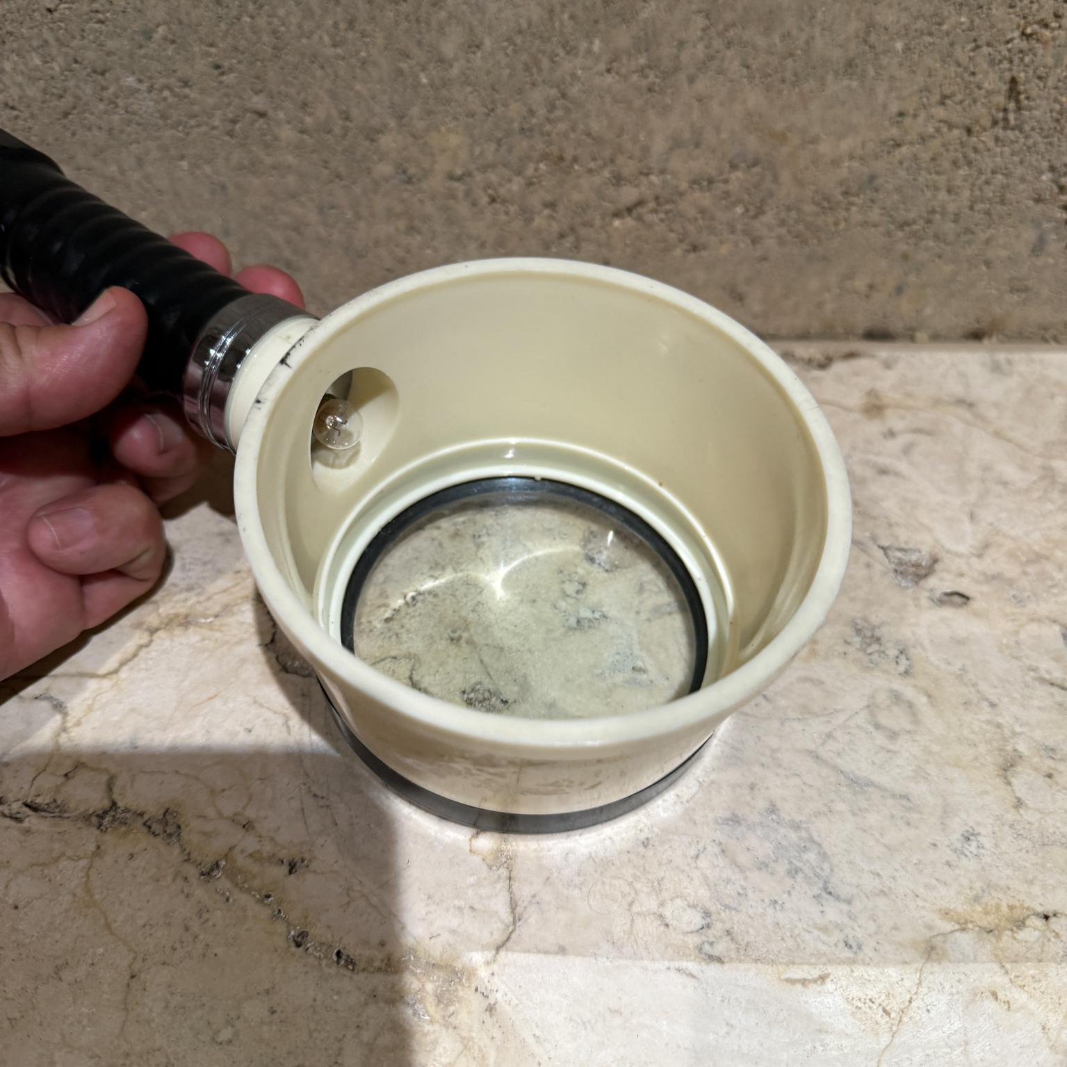 Vieux aigle en verre grossissant éclairé Hong Kong en vente 2