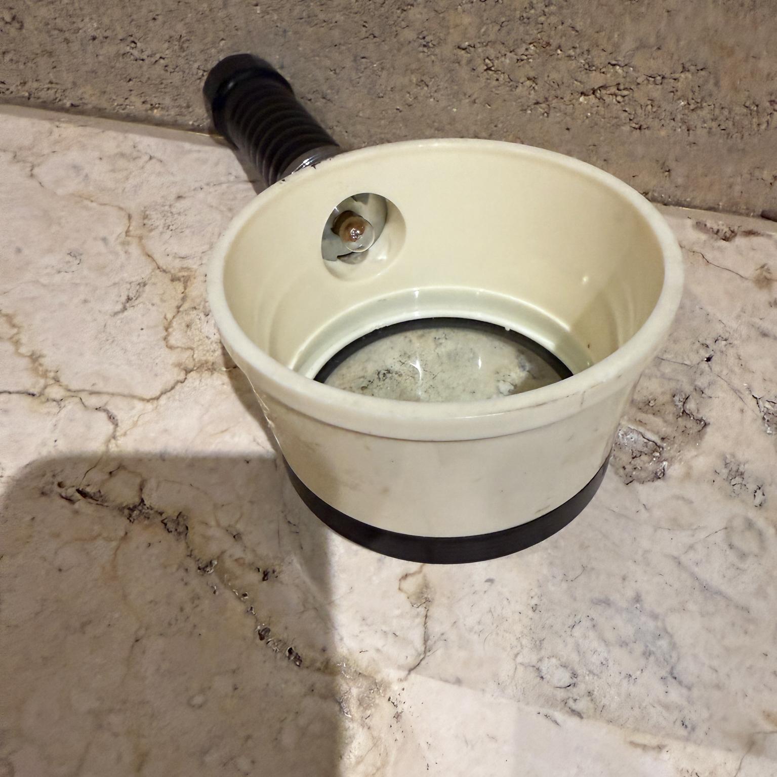 Vieux aigle en verre grossissant éclairé Hong Kong en vente 3