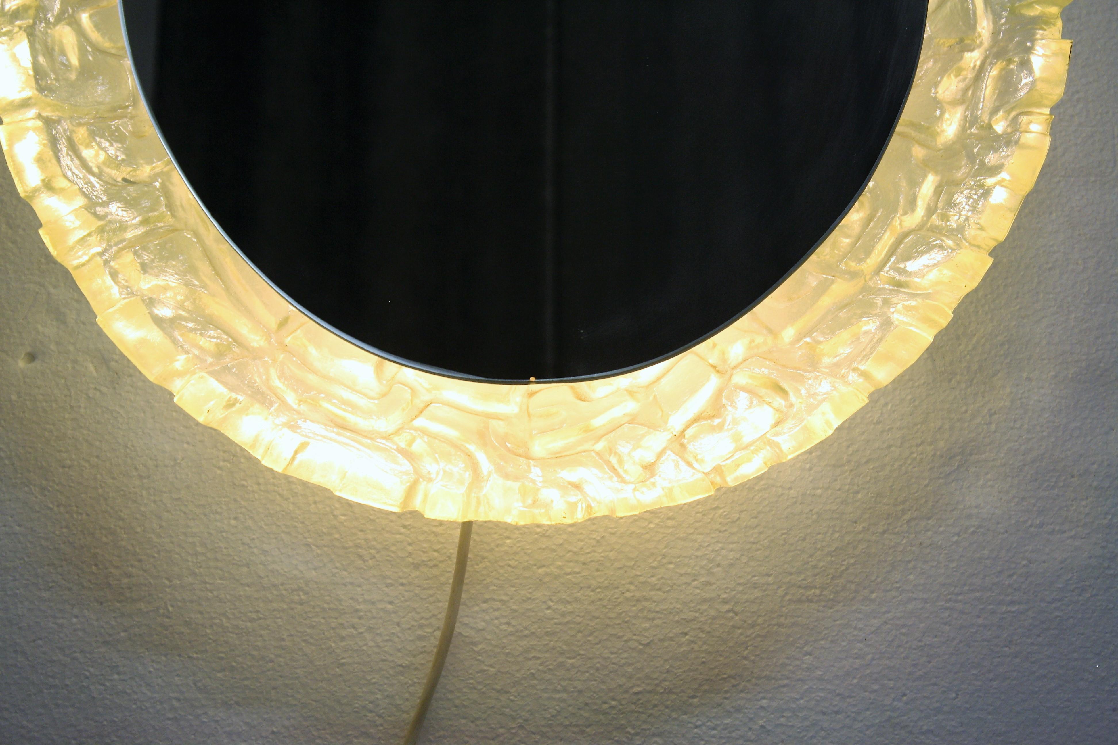 Vintage Illuminated Oval Mirror, 1960s In Excellent Condition In HEVERLEE, BE