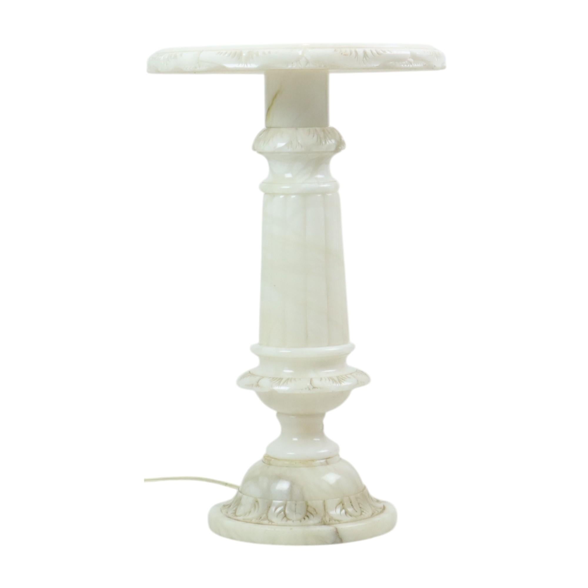 Schöner beleuchteter Vintage-Beistelltisch, Säulenlampe aus Alabaster-Naturstein, ca. 1960er Jahre, Frankreich.

Alabaster ist von Natur aus lichtdurchlässig, dieser weiche Stein eignet sich daher hervorragend für die Herstellung von Leuchtelementen