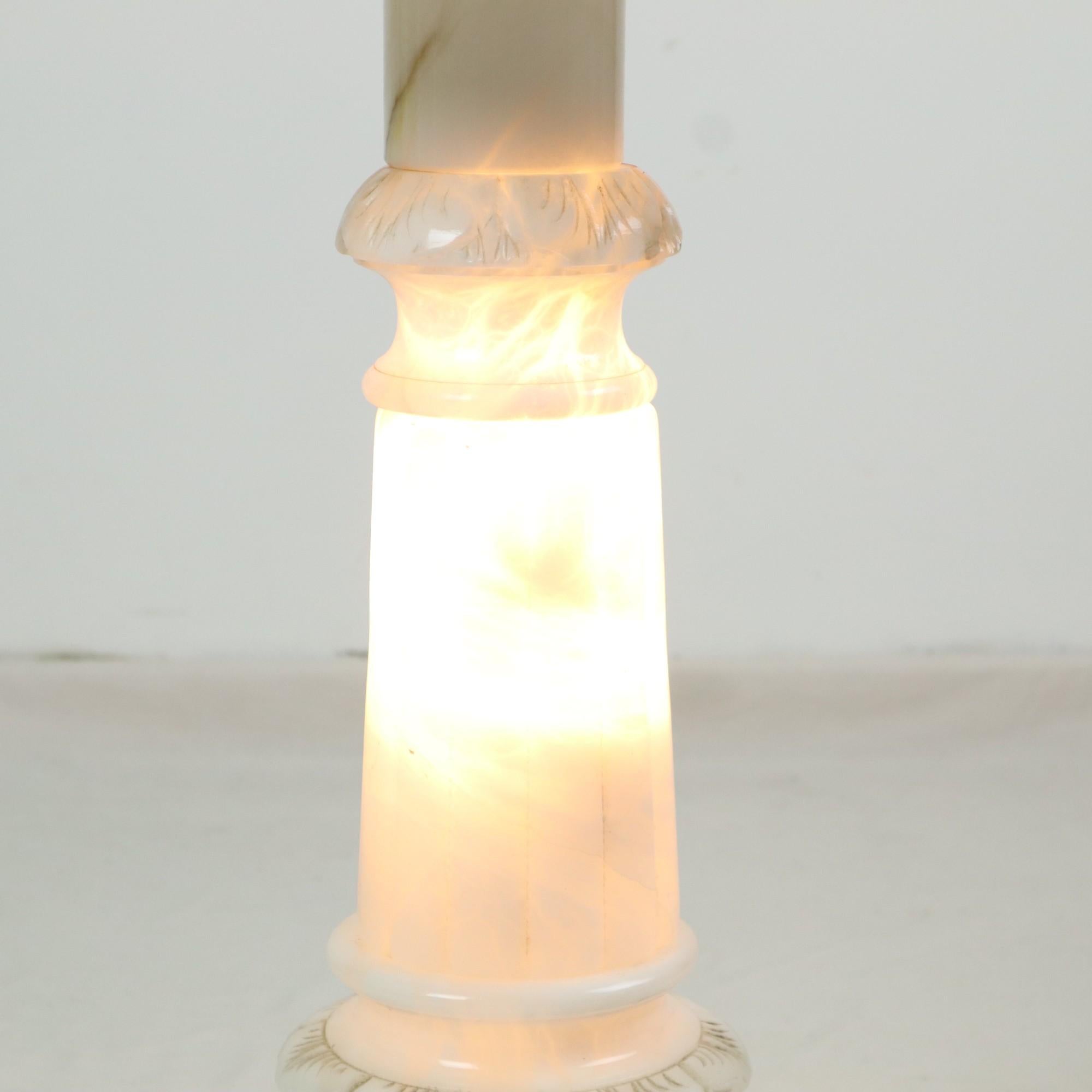 Beleuchtete Vintage-Beistelltisch-Säulen-Säulen-Säulen-Lampe, Alabaster, Naturstein (20. Jahrhundert) im Angebot