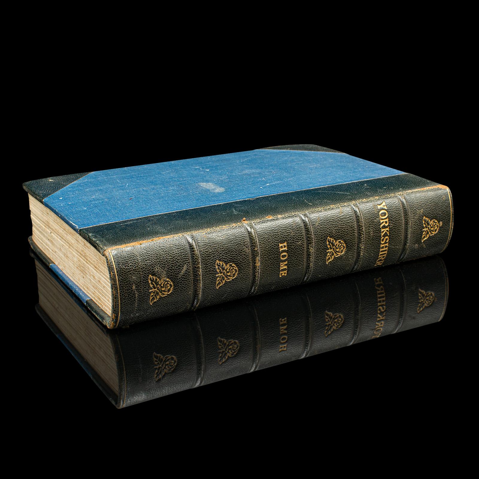 Il s'agit d'un exemplaire ancien de Yorkshire - Painted and Described par George Home. Guide de voyage anglais illustré, cette 3e édition a été publiée en 1925.

Né à Londres, Gordon Home (1878 - 1969) était un paysagiste et illustrateur anglais,