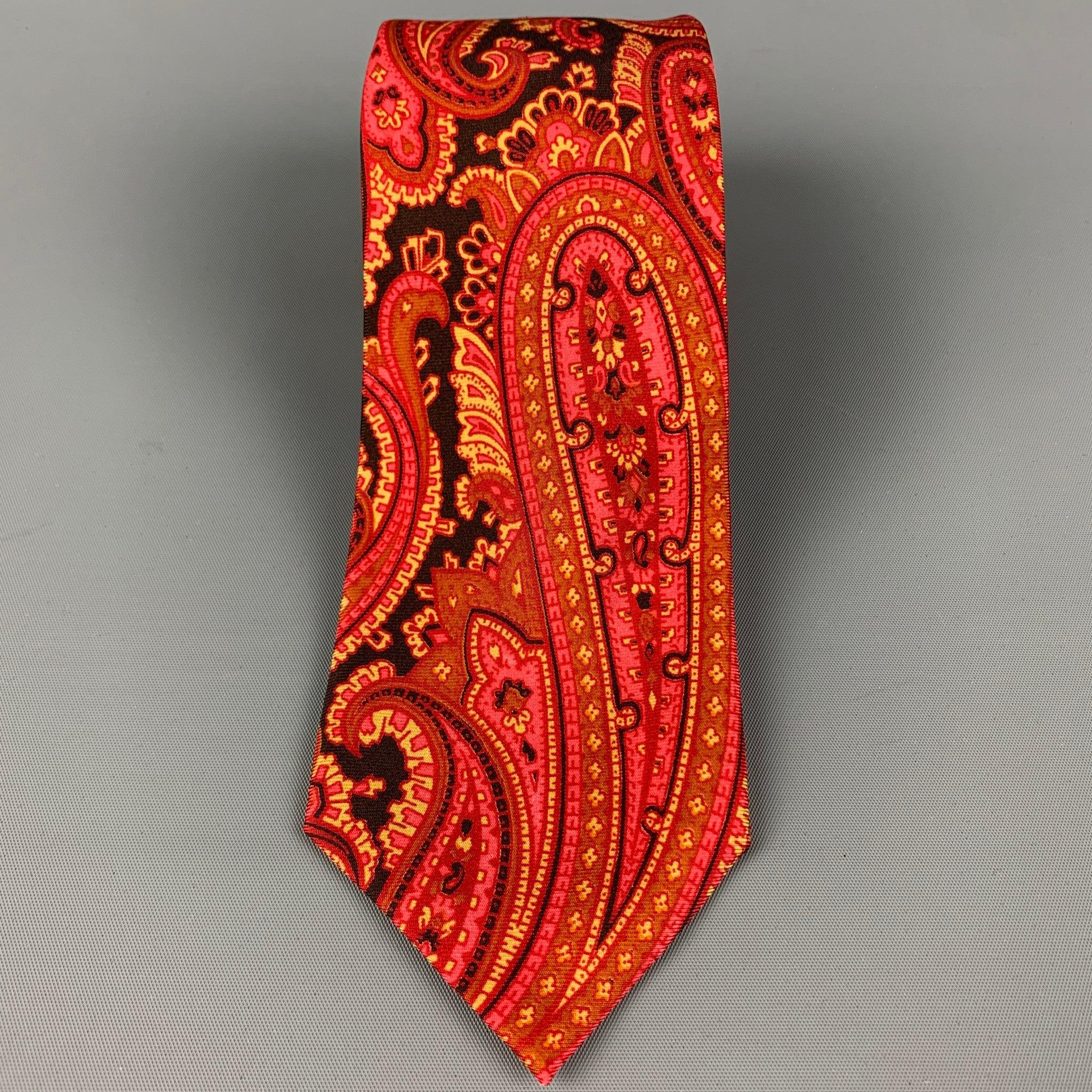 Vintage I.MAGNIN
 necktie comes in a orange & black silk twill with a all over paisley print. Good Pre-Owned Condition. 
 

 Measurements: 
  Width: 2.75 inches Length: 58 inches 
  
  
  
 Sui Generis Reference: 29614
 Category: Tie
 More Details
 