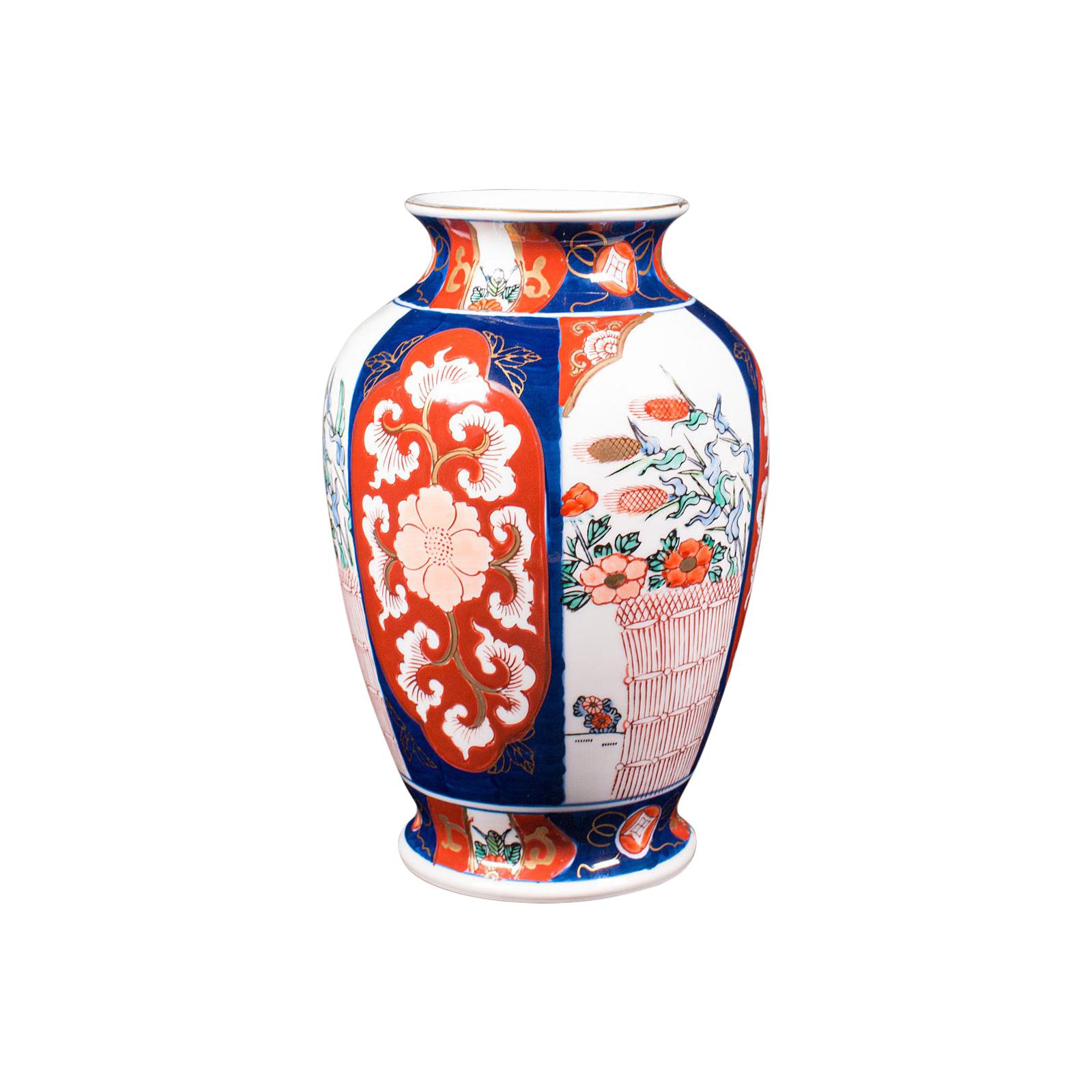 Vase Vintage Imari, Japonais, Urne balustre en céramique, Art of Vintage, Circa 1940