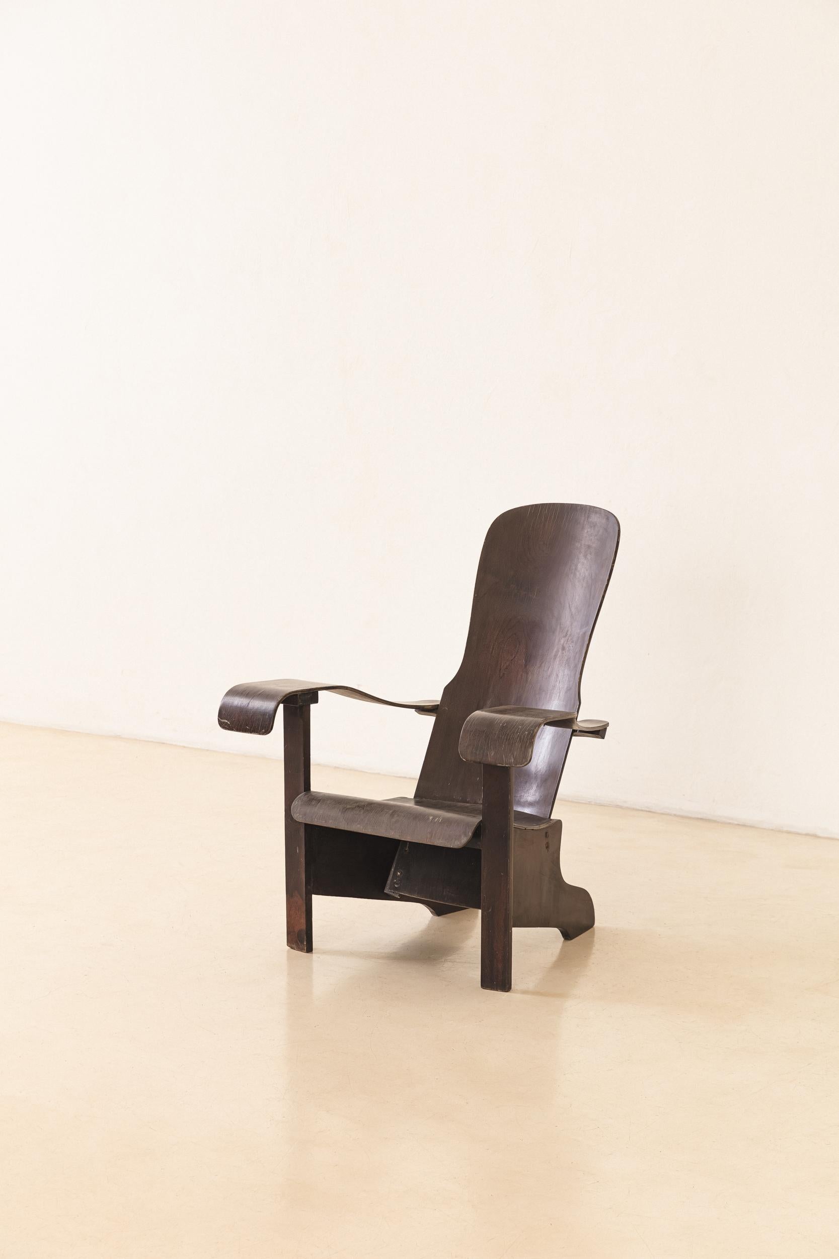 Este sillón Imbuia Lounge fue diseñado y fabricado por la empresa brasileña Móveis Cimo, pionera en la industrialización brasileña del mueble.

La historia de Cimo comienza en 1921 con una fábrica de cajas de madera llamada A.Ehrl e Cia. y termina