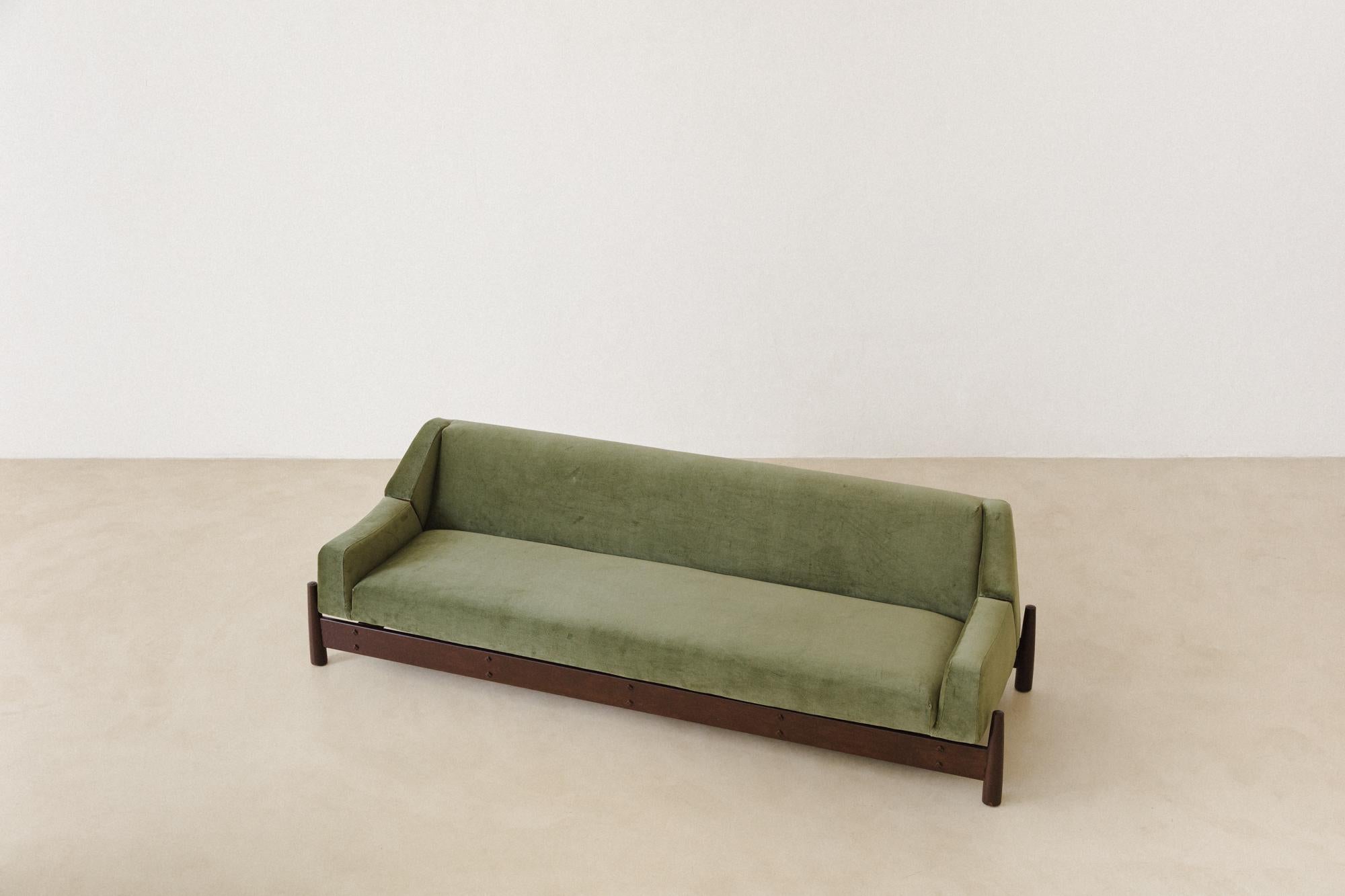Ce canapé Imbuia retapissé dans un superbe velours a été fabriqué dans les années 1960 par la société brésilienne Móveis Cimo, pionnière de l'industrialisation du mobilier brésilien. 

Le canapé Cimo est très charmant, car il présente l'assise et