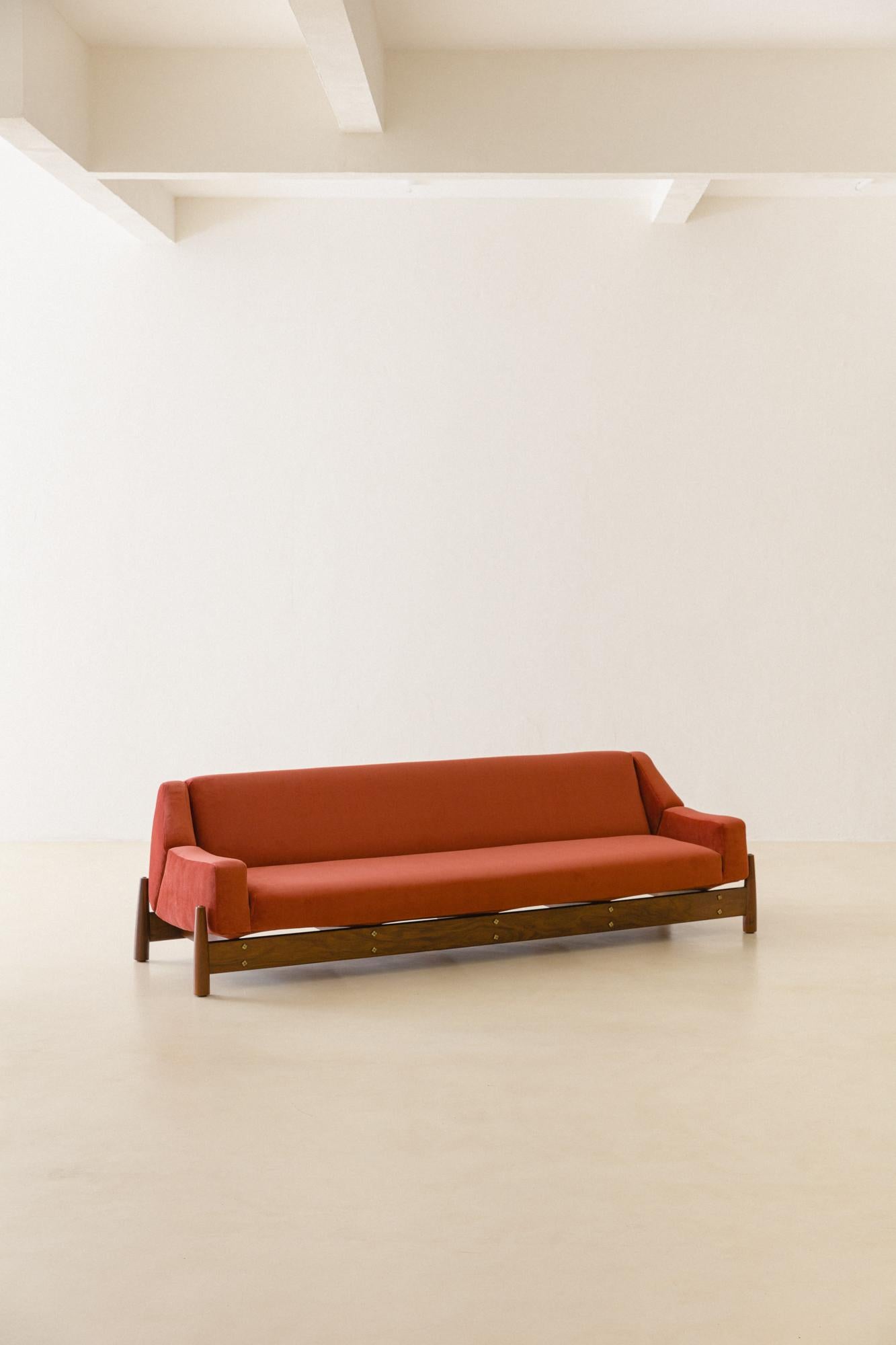 Vintage Imbuia Sofa von Móveis Cimo, 1960er Jahre, Brasilianische Mitte des Jahrhunderts im Zustand „Gut“ im Angebot in New York, NY