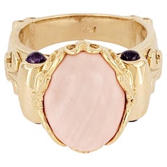 Anillo vintage de imitación de coral y amatista en oro amarillo de 14 quilates.