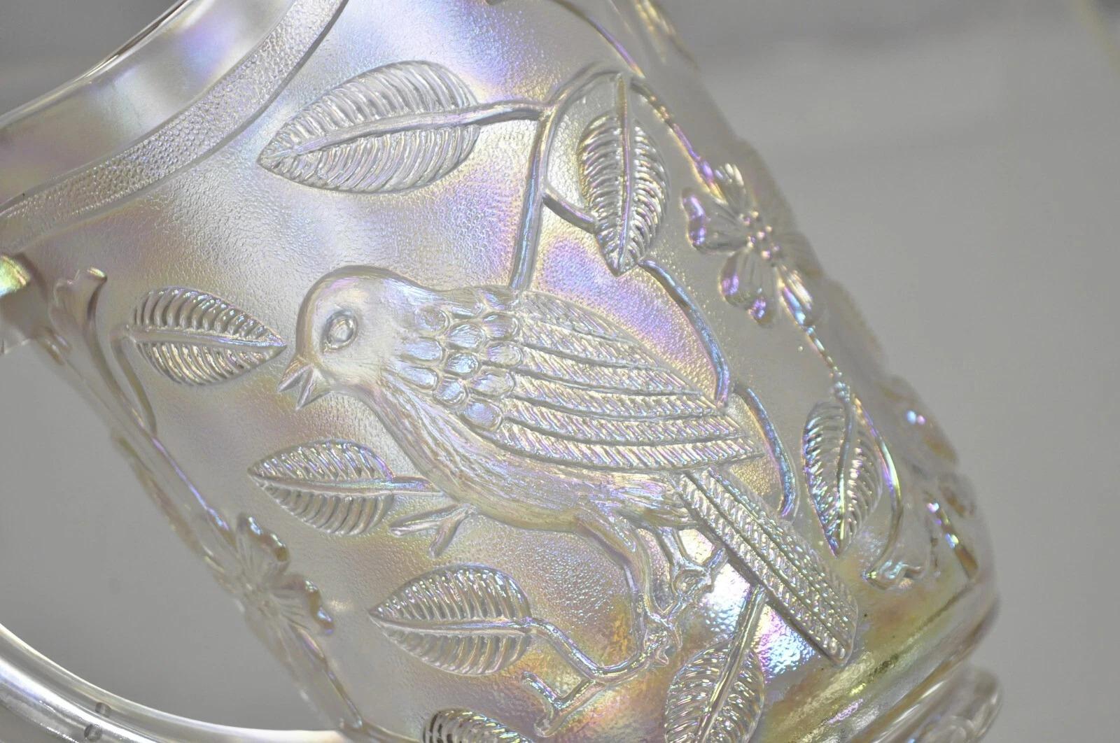 Vintage Imperial Carnival Glass Iridescent Frosty White Robins & Flowers Pitcher. Circa Mitte des 20. Jahrhunderts. Abmessungen: 8,5
