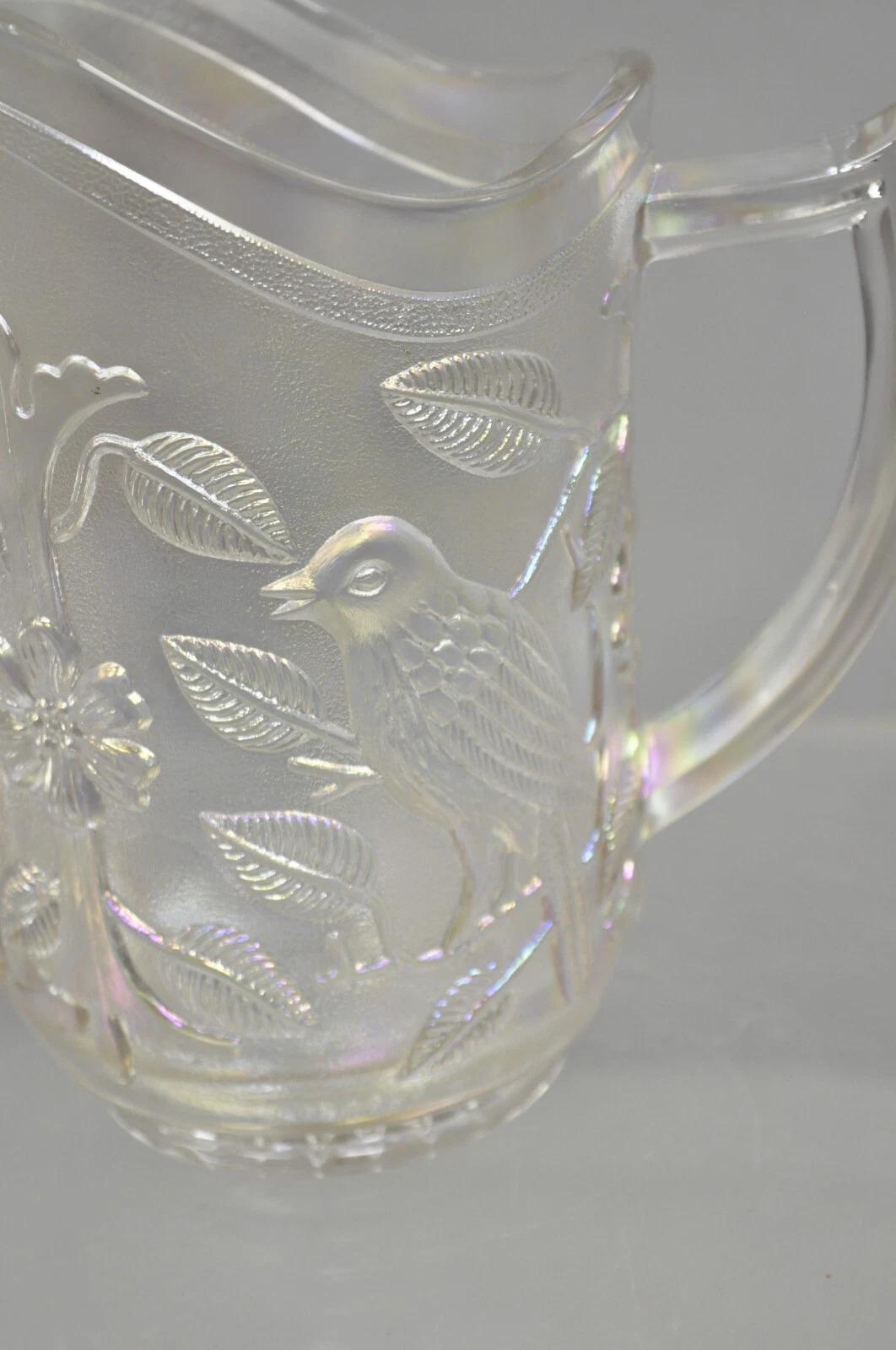 Vintage Imperial Karneval Glas schillernden Frosty White Robins & Blumen Krug im Zustand „Gut“ im Angebot in Philadelphia, PA