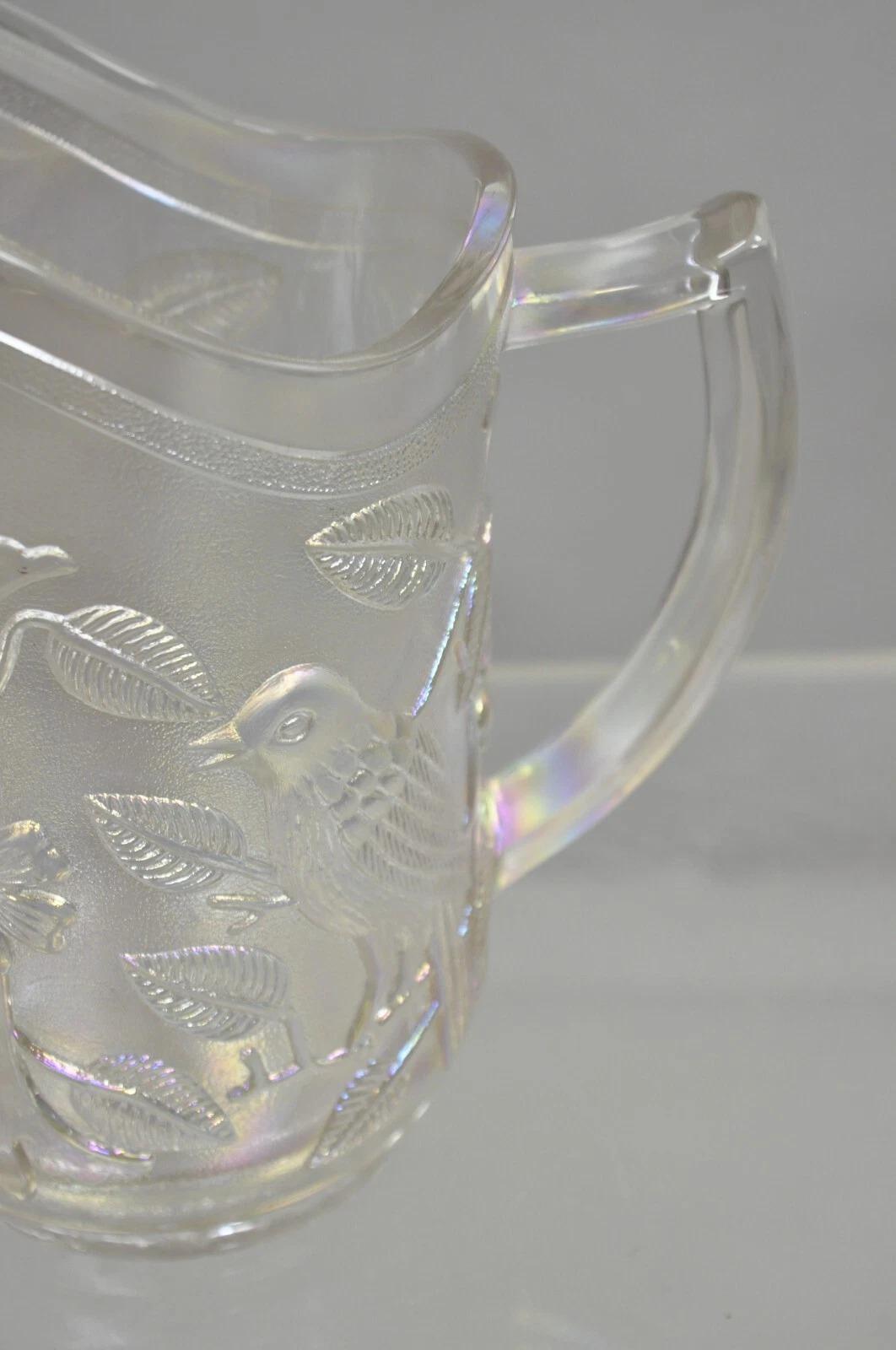 Vintage Imperial Karneval Glas schillernden Frosty White Robins & Blumen Krug (20. Jahrhundert) im Angebot