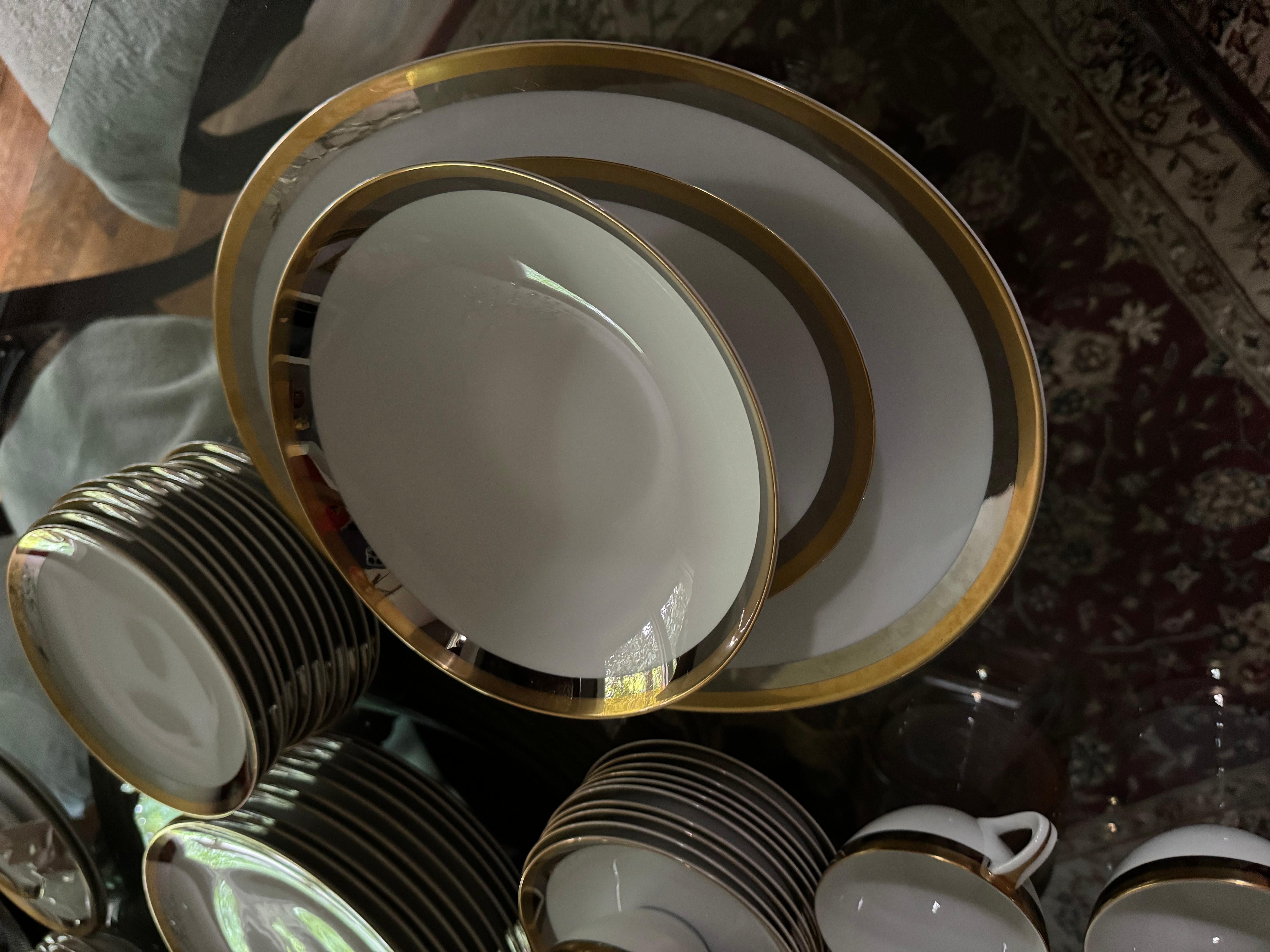 Vintage/ stupefacente Sango Imperial Deluxe RARO Oro e Platino Royal Muse 6845, Set da pranzo per 10 persone, con piatti da portata, 77 pezzi
Forma di Coupe bianca con bordo in oro e platino. Realizzato in Giappone
Lavare a mano, Pezzi fuori