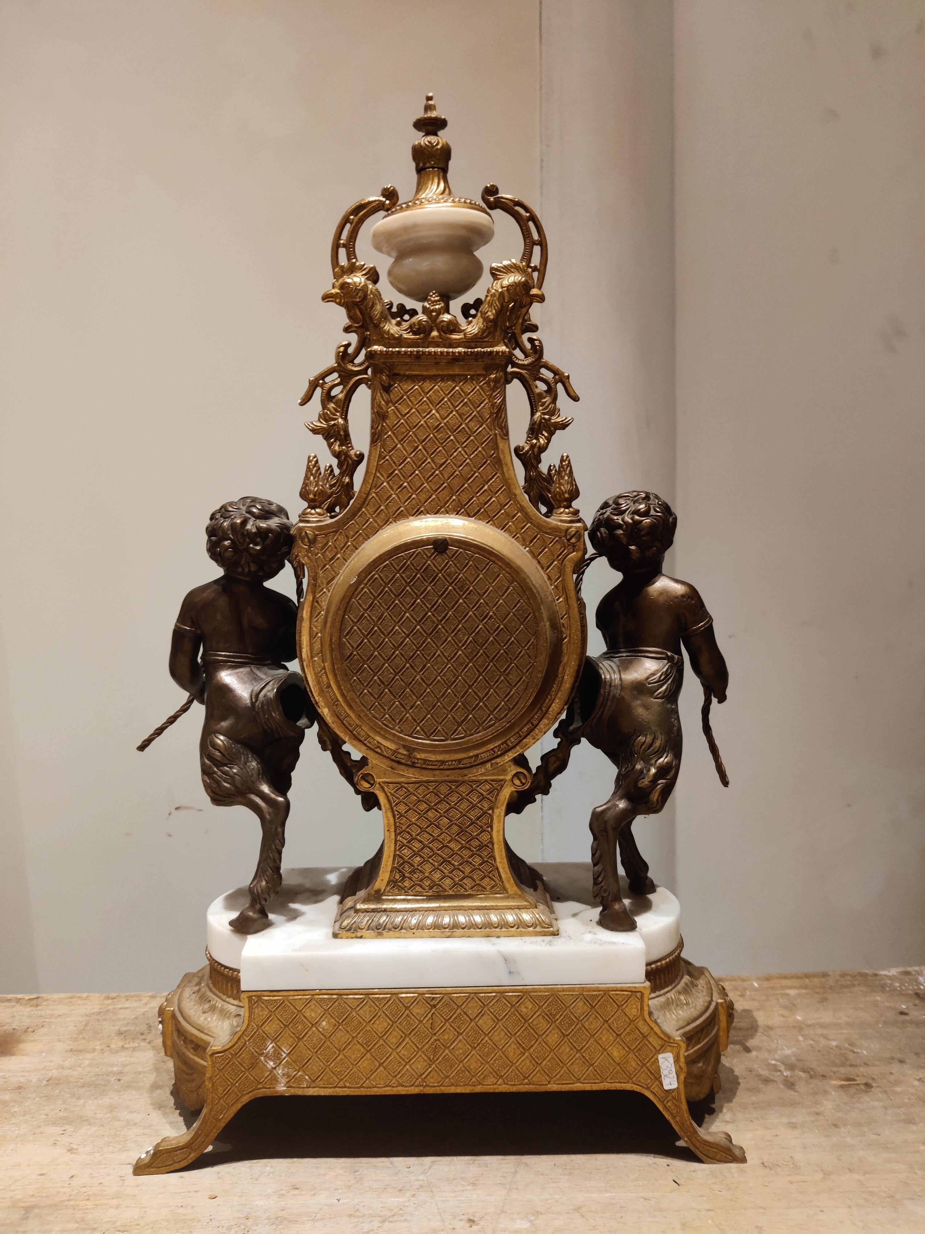 Vintage Imperial Mantle or Table Clock decorated with two angels In Good Condition For Sale In Leuven , BE
