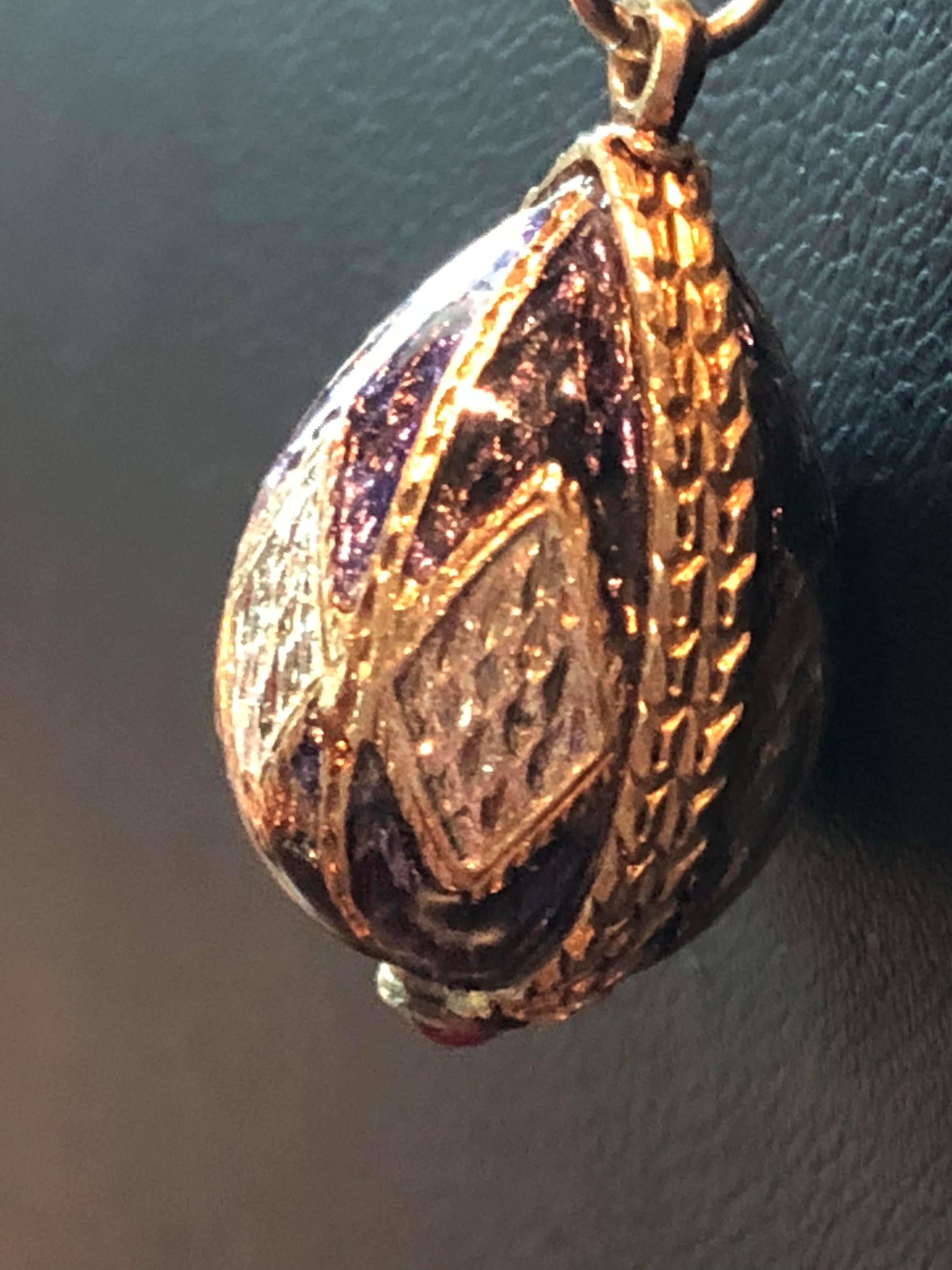 Antique Russian 18 Karat Guilloche Egg Charm Pendent In Good Condition For Sale In Houston, TX