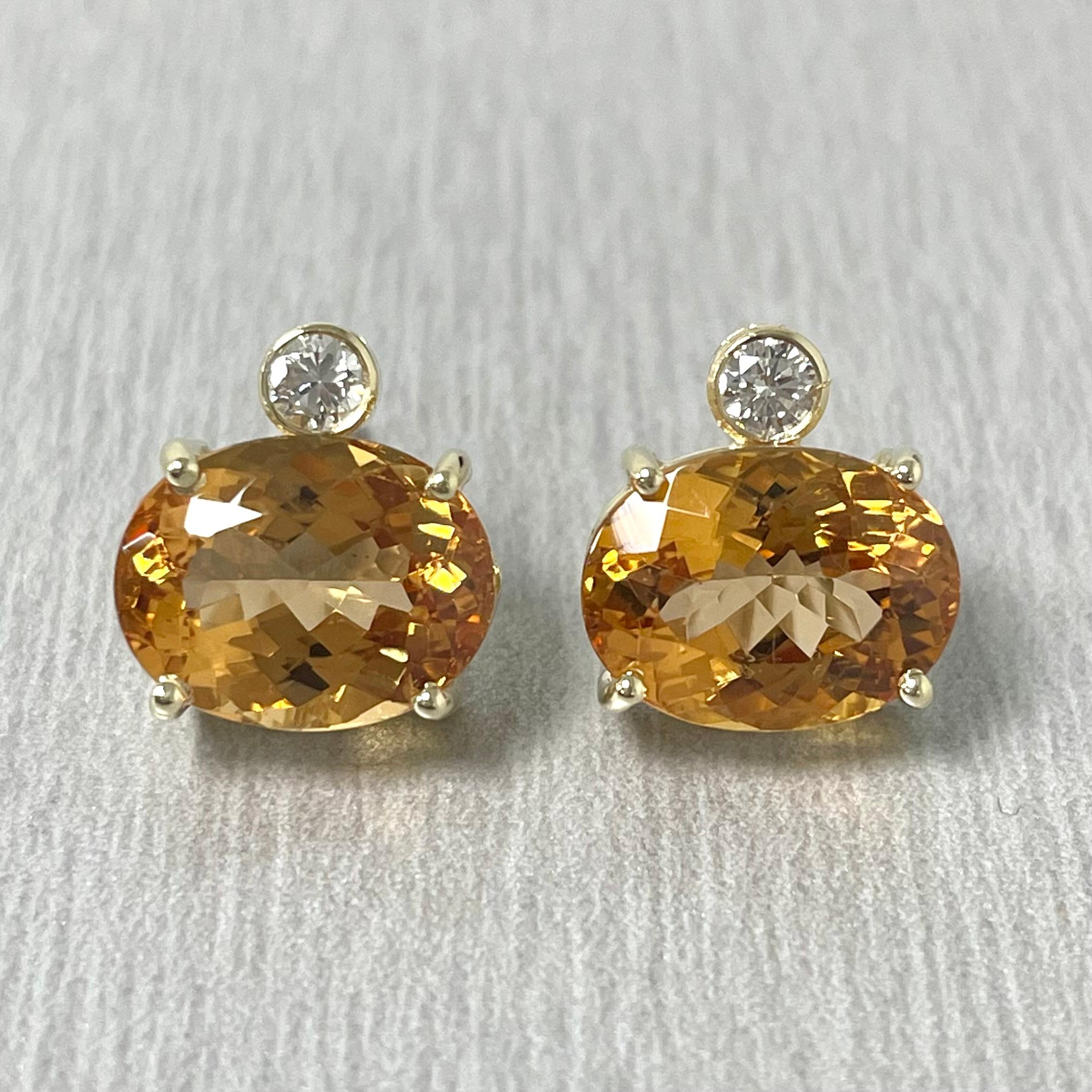 Taille ovale Boucles d'oreilles en or jaune 18K avec topaze impériale et diamant en vente