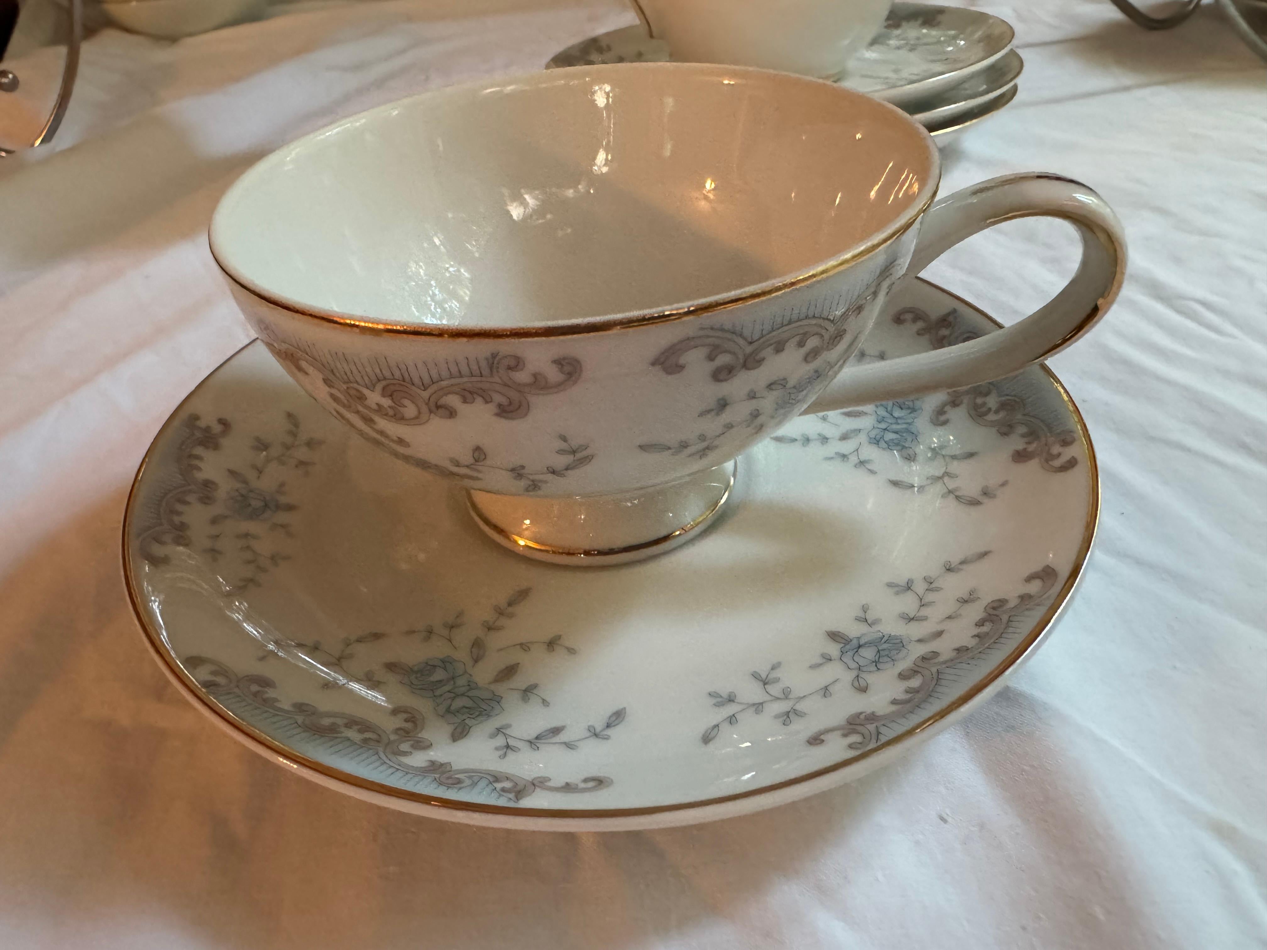Imperil Seville Dinner Chine d'epoca, firmato dall'artista 96 pezzi Set per 12 persone in vendita 7