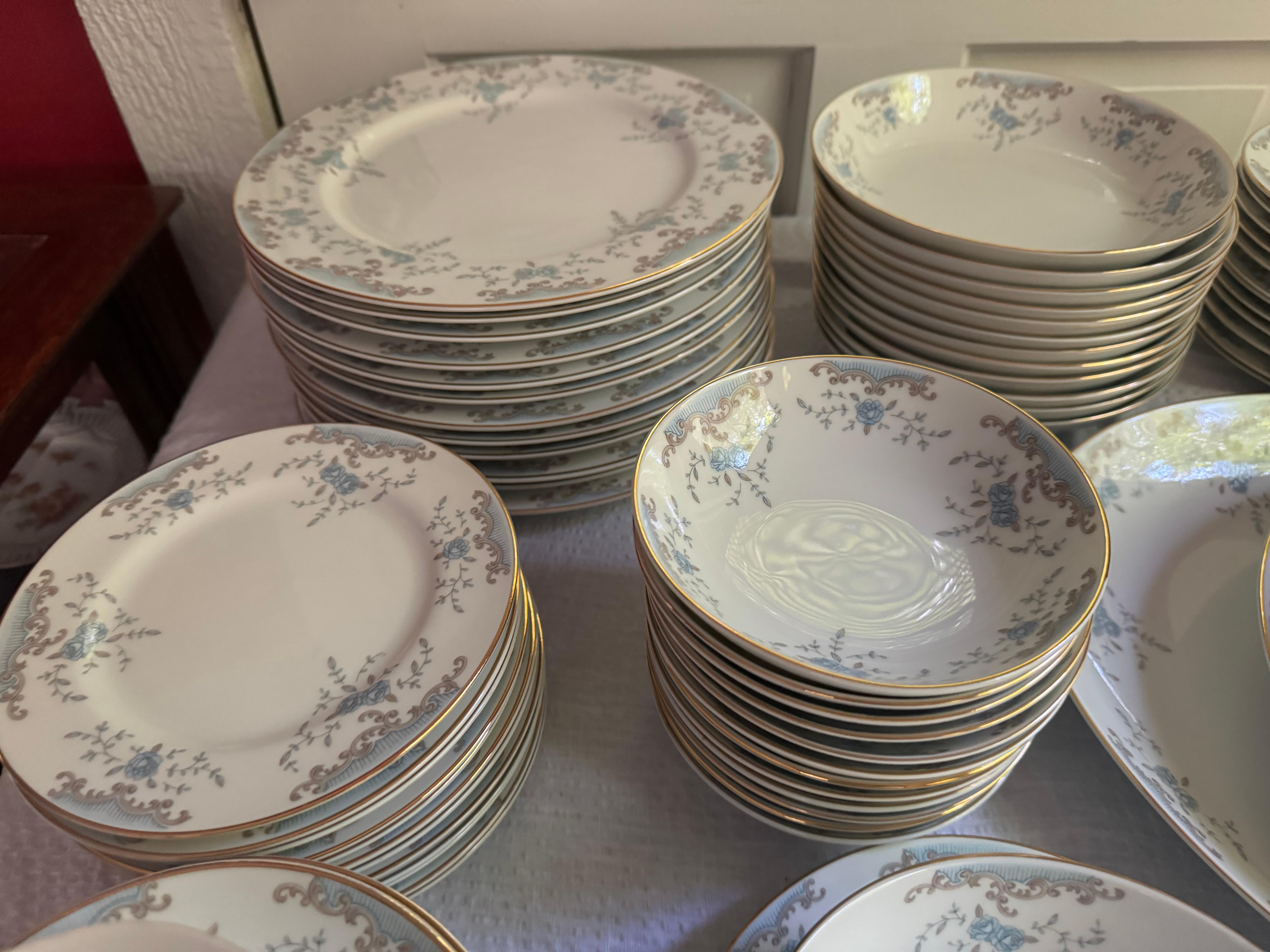 è uno splendido set da pranzo d'epoca in porcellana imperiale di Siviglia, grande per 12 persone, disegnato e firmato da W Walton, con un raffinato motivo floreale blu e un design a volute. Il modello è Serville # 5303. Rifinito in oro 22k con tutto